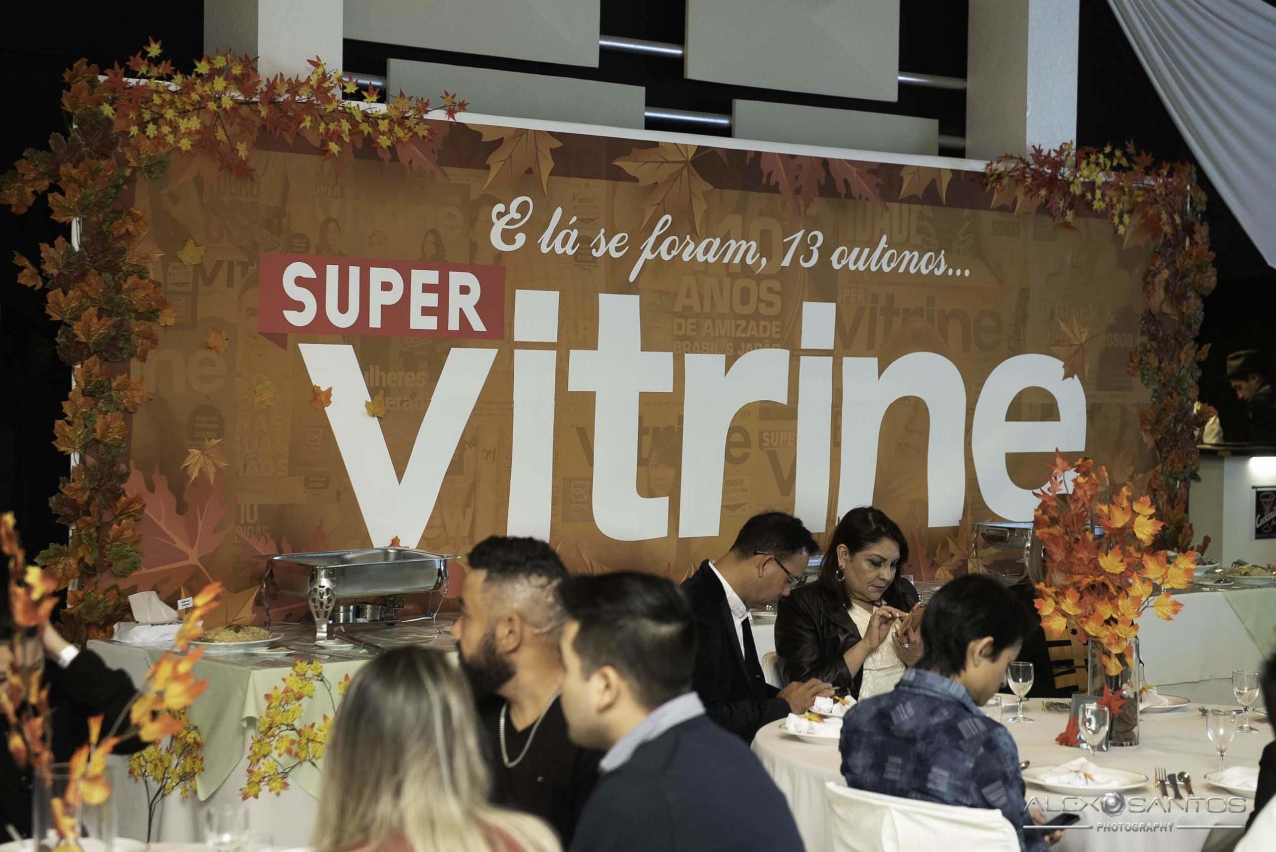 Revista Super Vitrine celebra 13 anos com jantar e Show da banda Onze:20