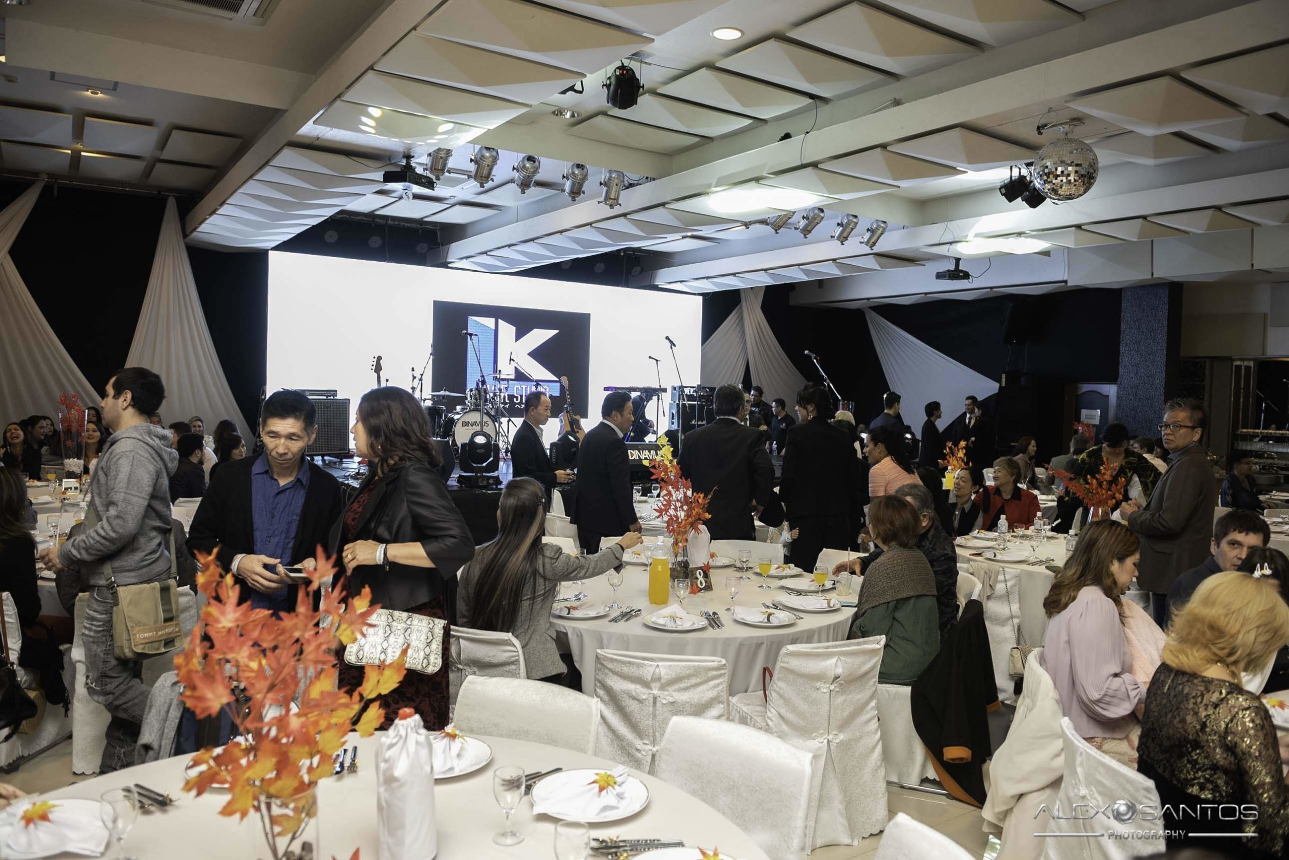 Revista Super Vitrine celebra 13 anos com jantar e Show da banda Onze:20