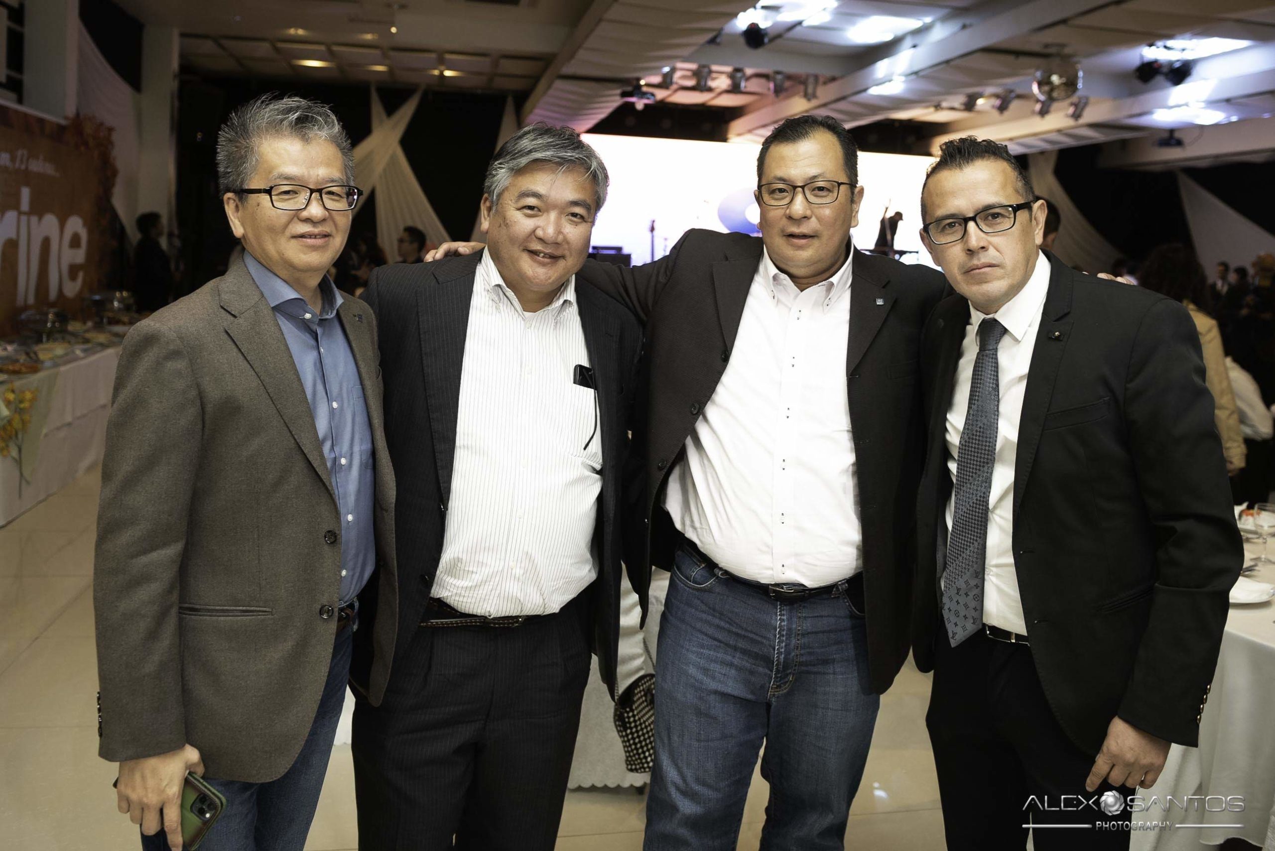 Revista Super Vitrine celebra 13 anos com jantar e Show da banda Onze:20