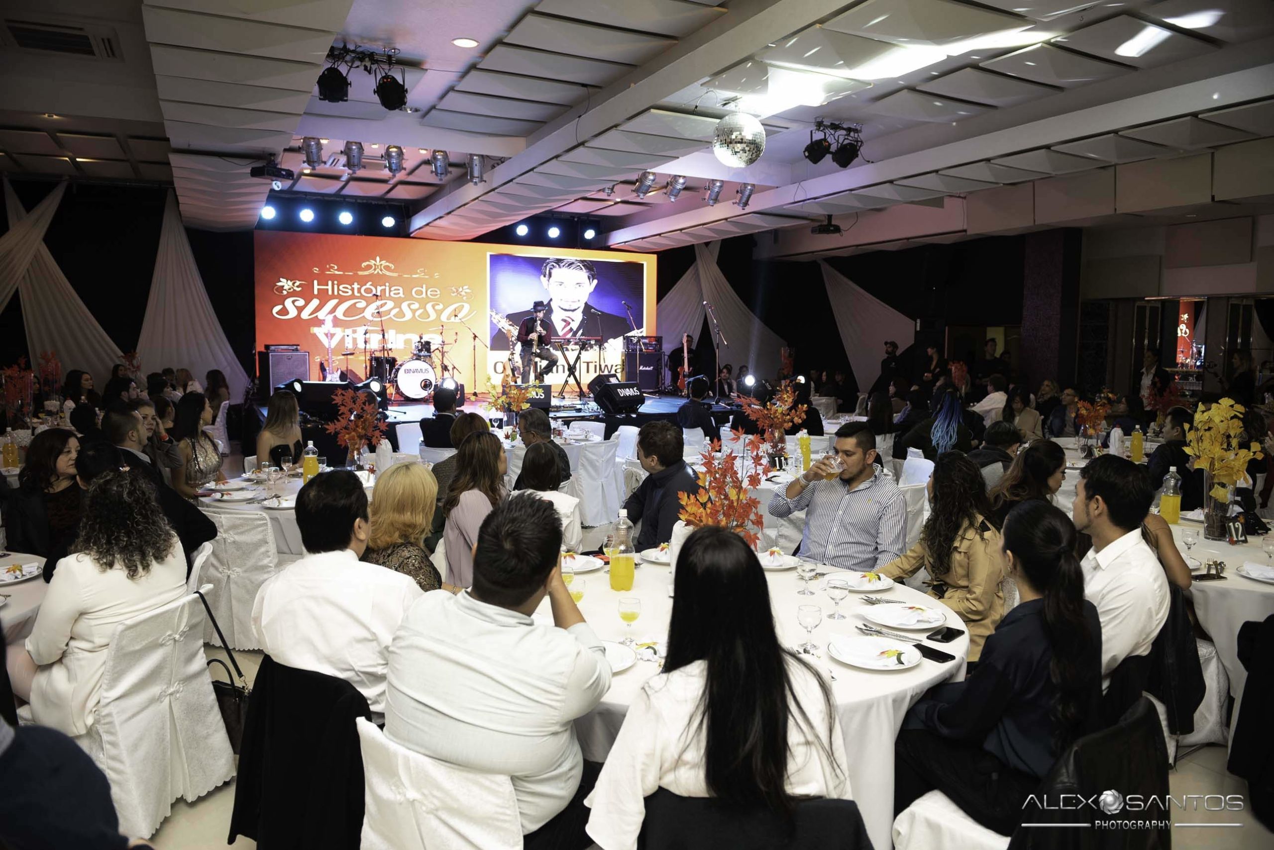 Revista Super Vitrine celebra 13 anos com jantar e Show da banda Onze:20