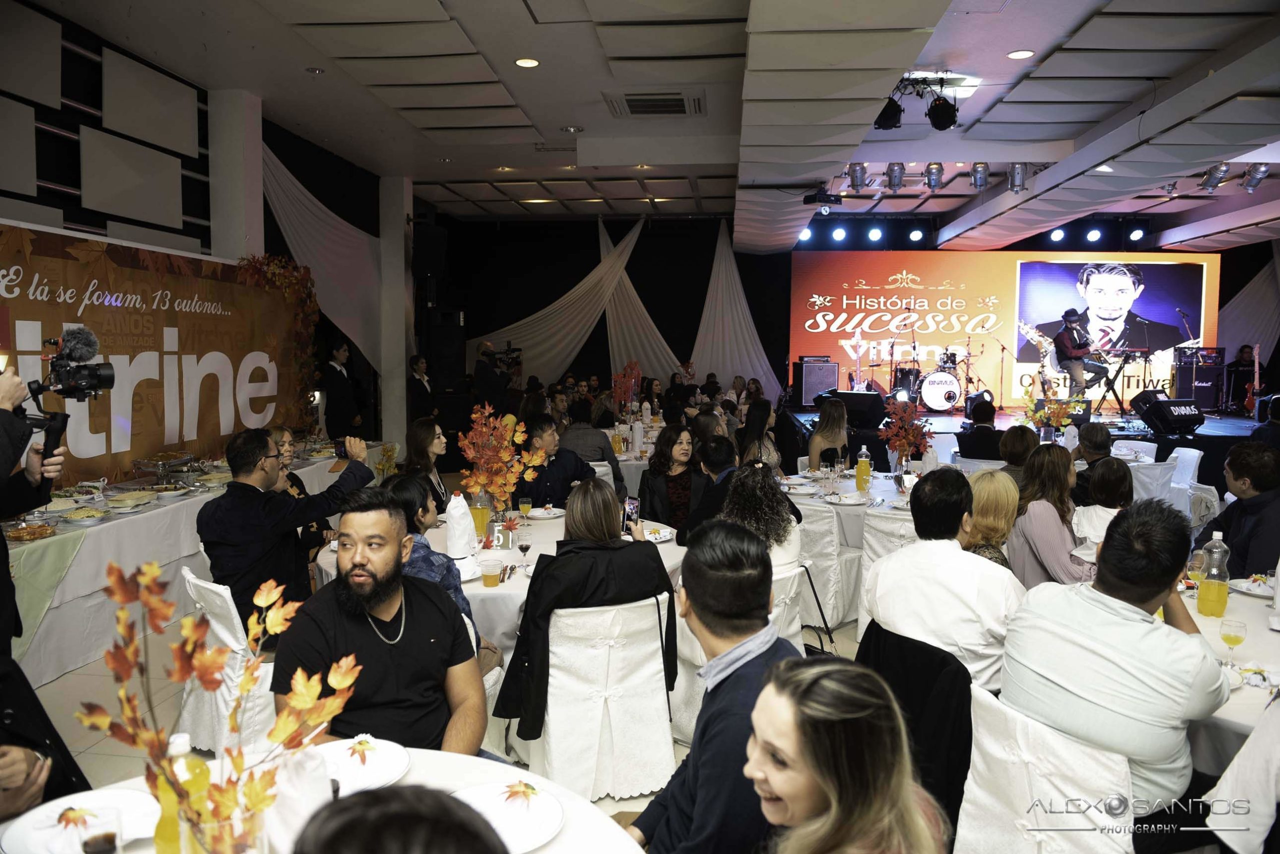 Revista Super Vitrine celebra 13 anos com jantar e Show da banda Onze:20