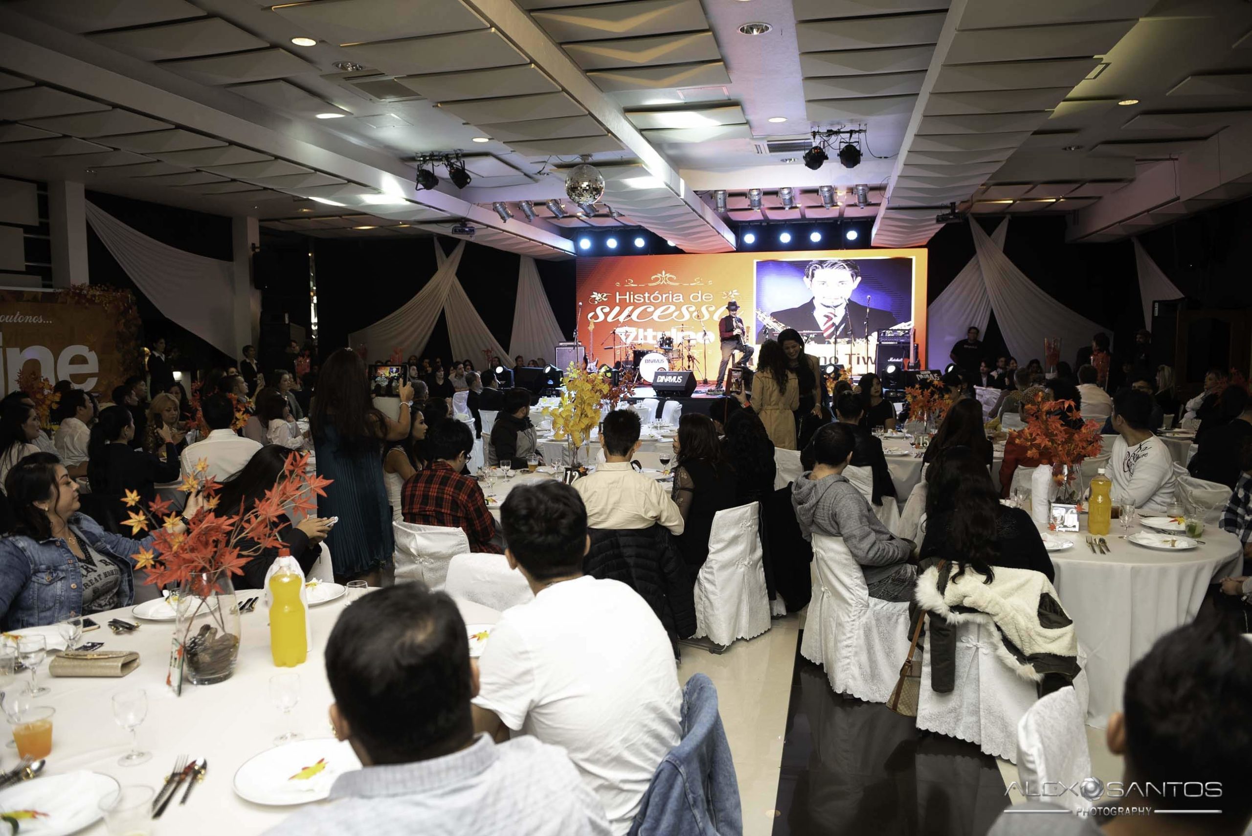 Revista Super Vitrine celebra 13 anos com jantar e Show da banda Onze:20