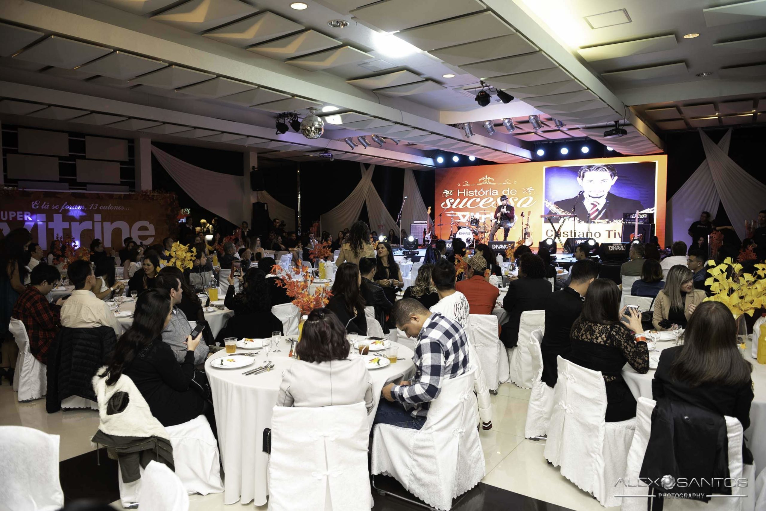 Revista Super Vitrine celebra 13 anos com jantar e Show da banda Onze:20