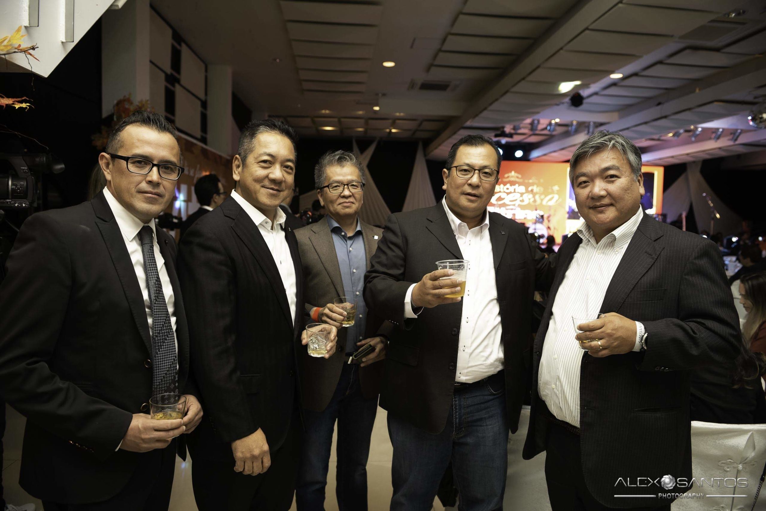 Revista Super Vitrine celebra 13 anos com jantar e Show da banda Onze:20