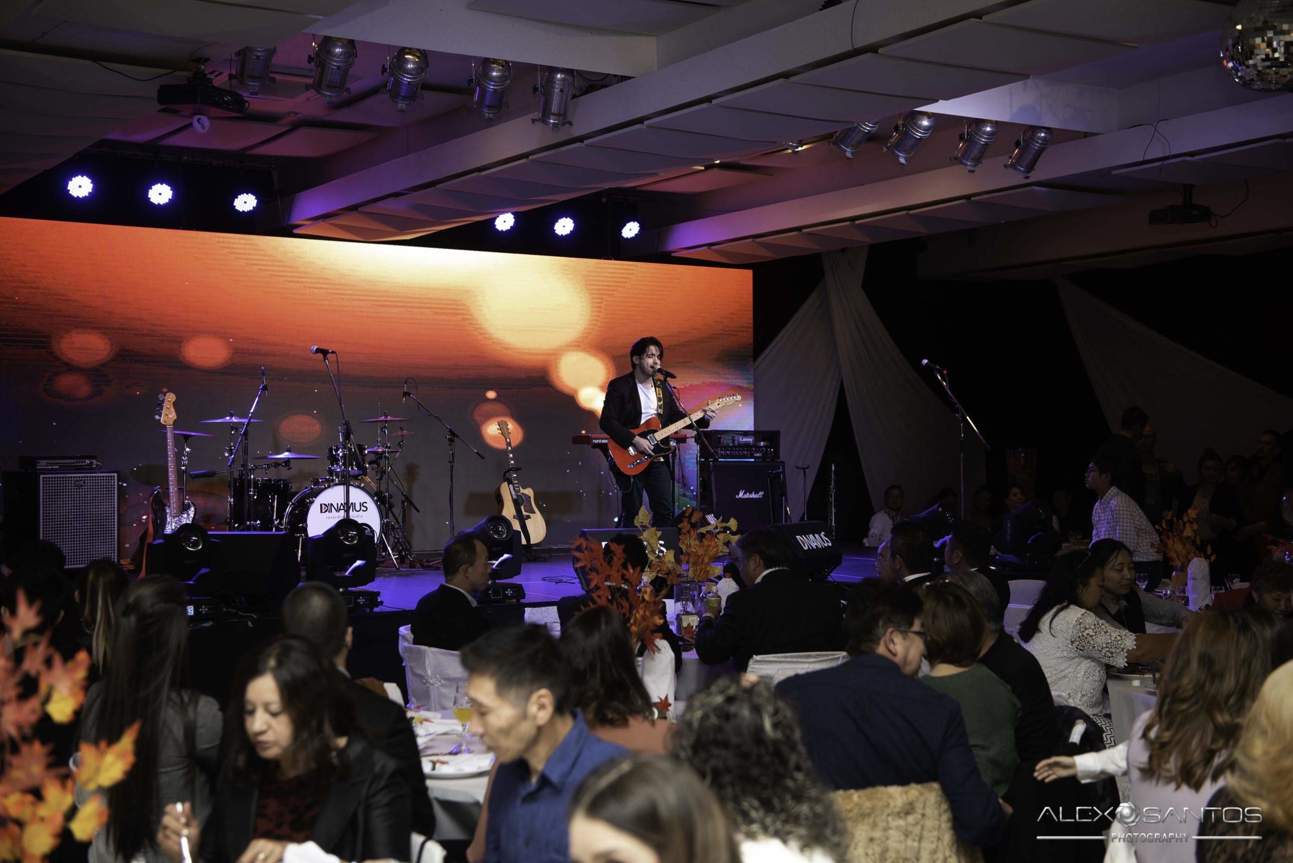 Revista Super Vitrine celebra 13 anos com jantar e Show da banda Onze:20