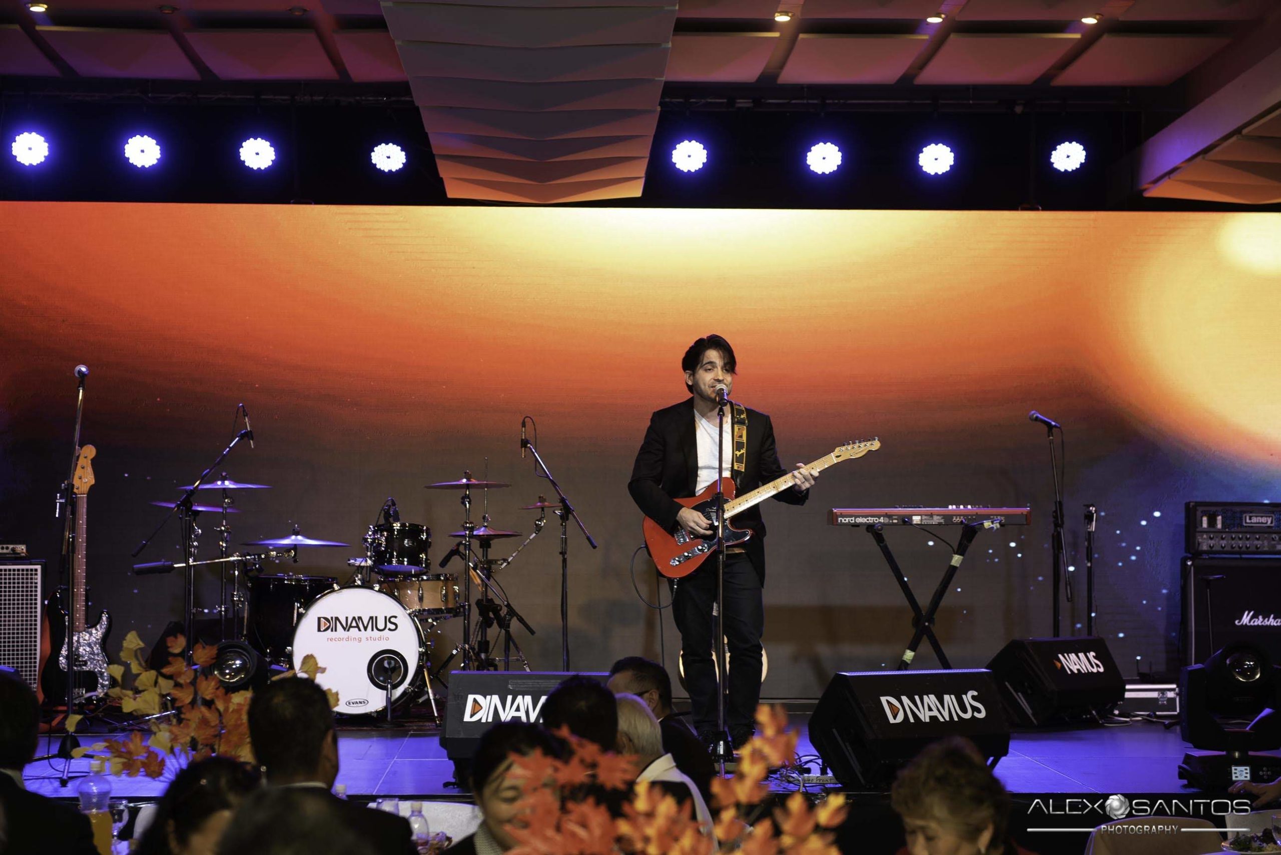 Revista Super Vitrine celebra 13 anos com jantar e Show da banda Onze:20