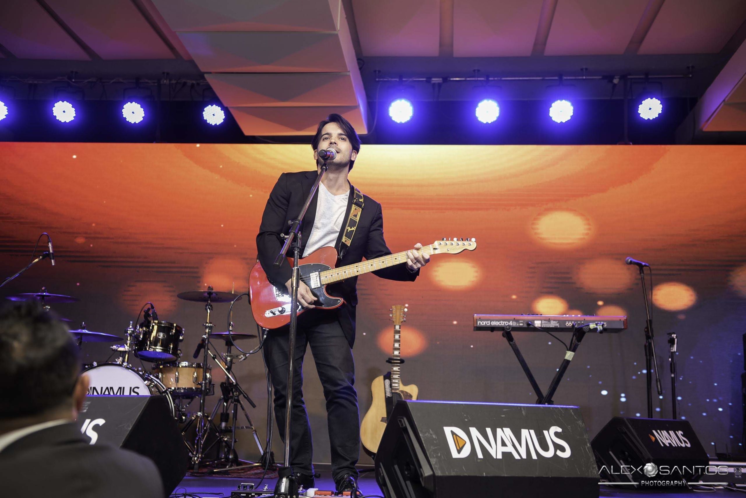 Revista Super Vitrine celebra 13 anos com jantar e Show da banda Onze:20