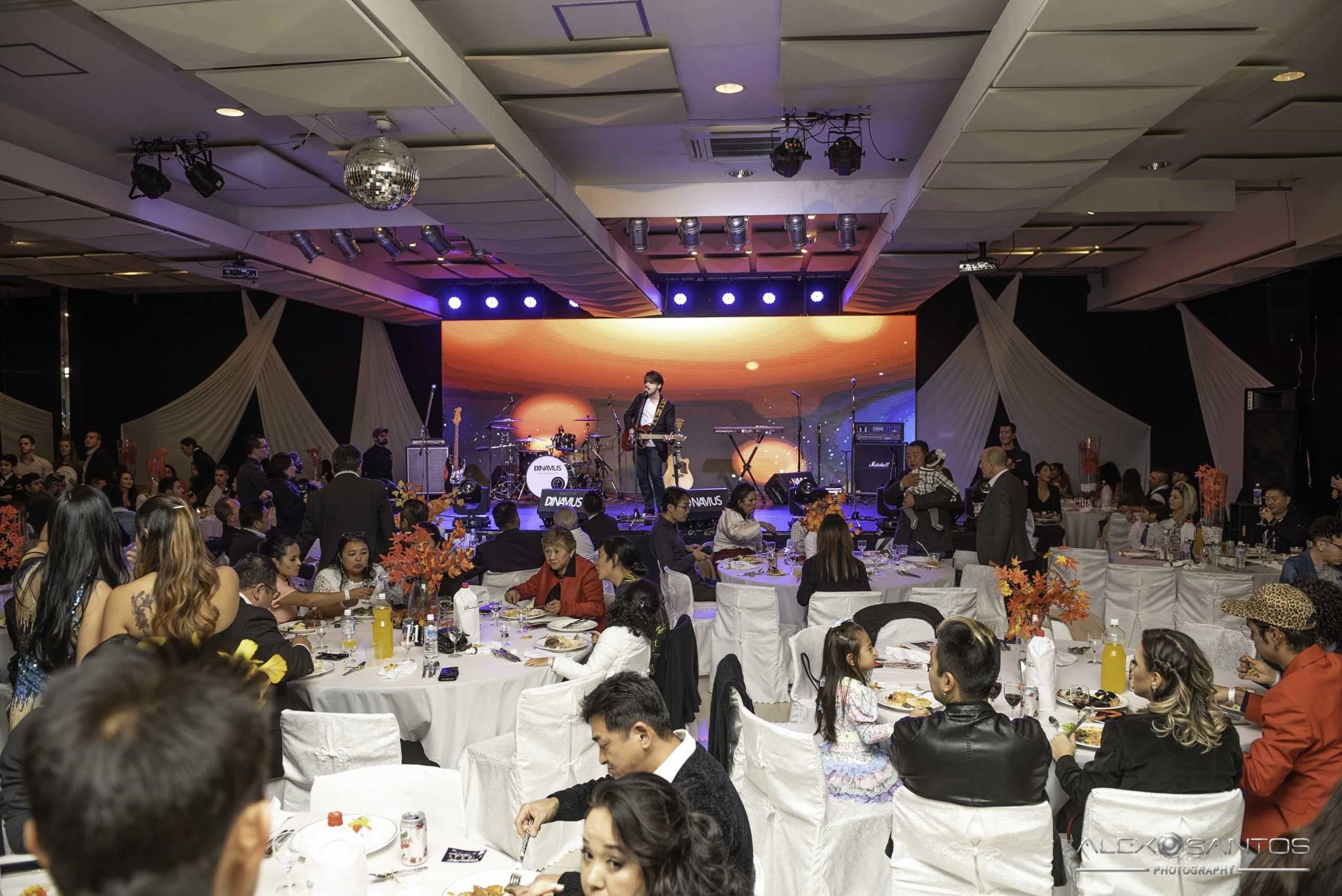 Revista Super Vitrine celebra 13 anos com jantar e Show da banda Onze:20