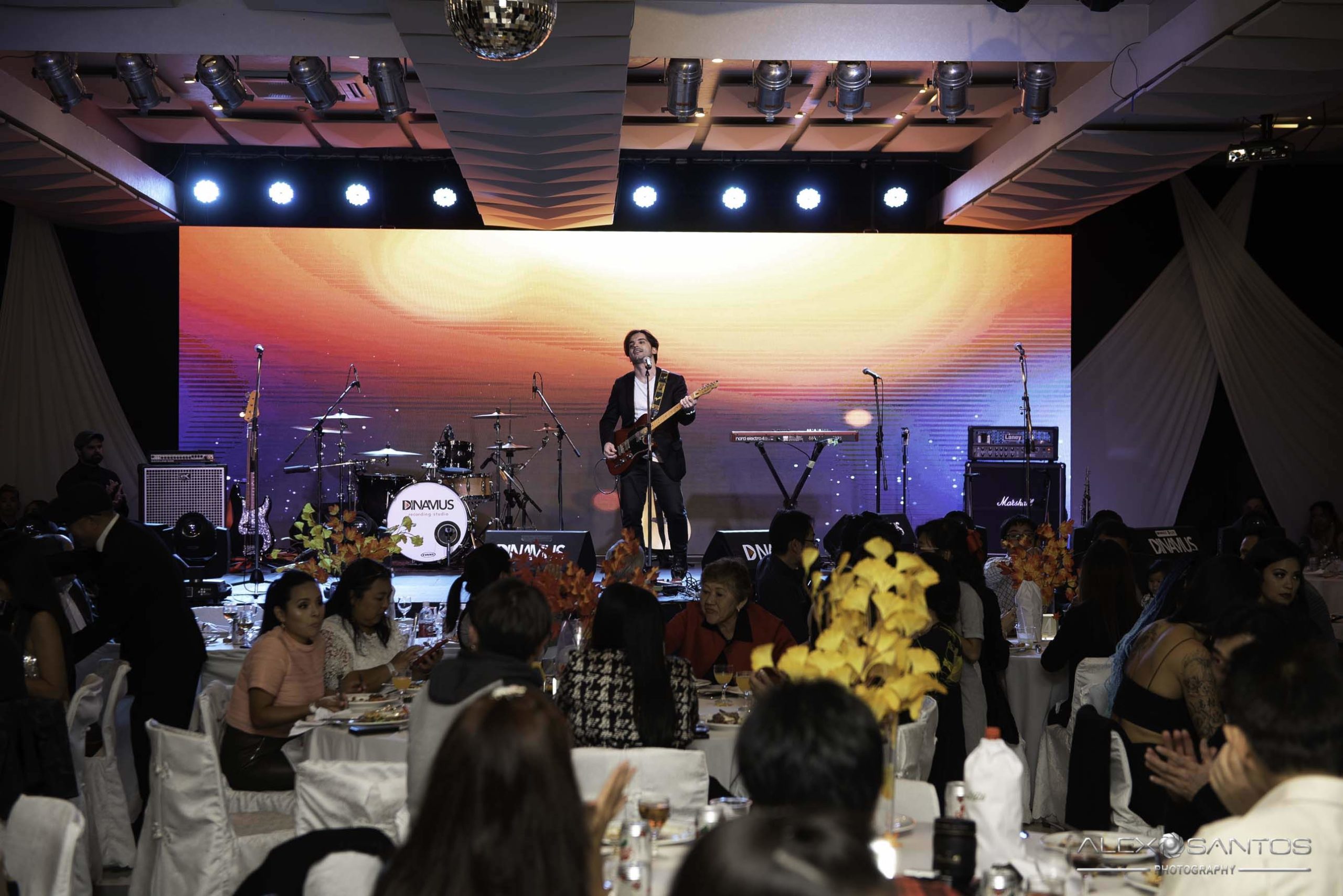 Revista Super Vitrine celebra 13 anos com jantar e Show da banda Onze:20