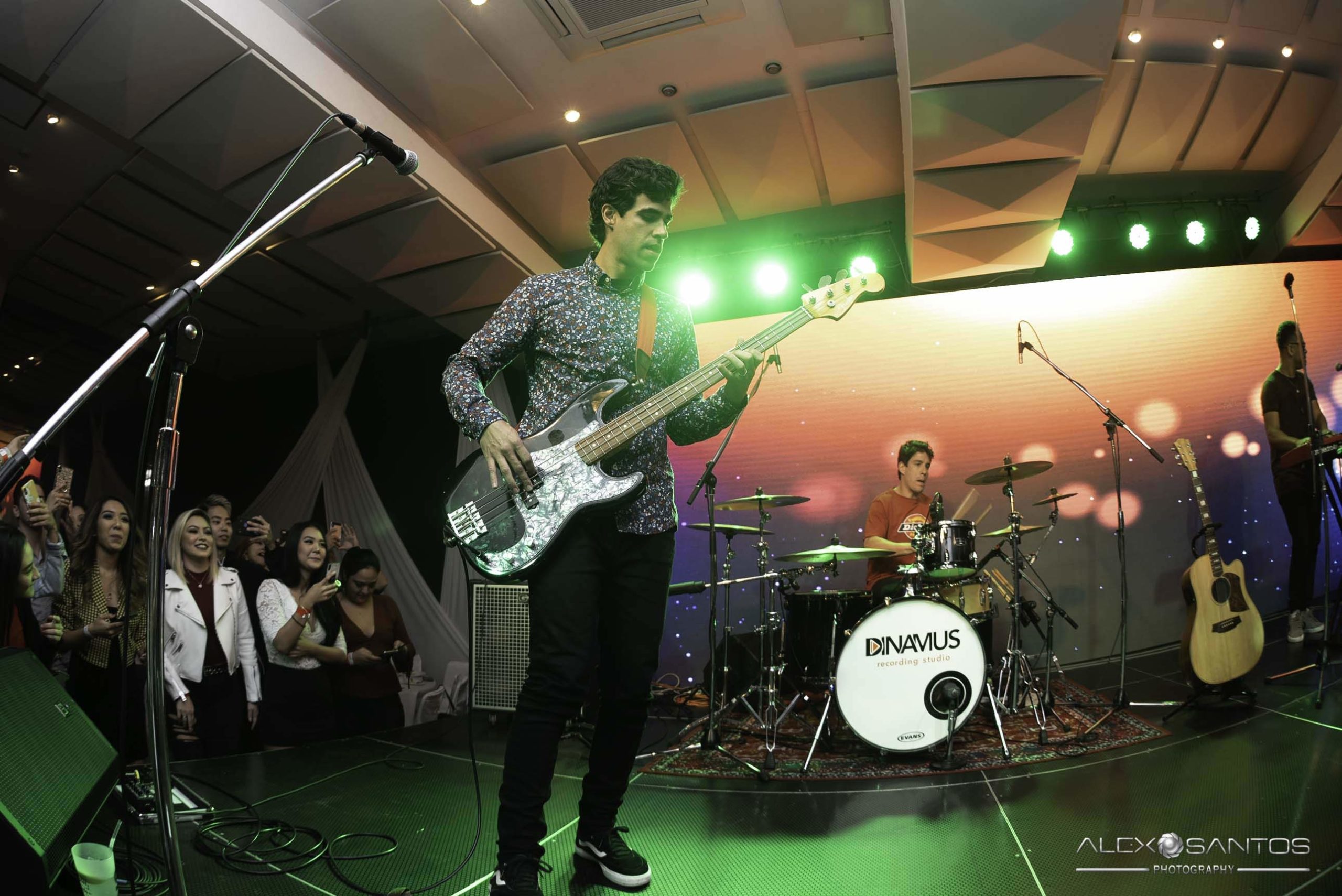 Revista Super Vitrine celebra 13 anos com jantar e Show da banda Onze:20