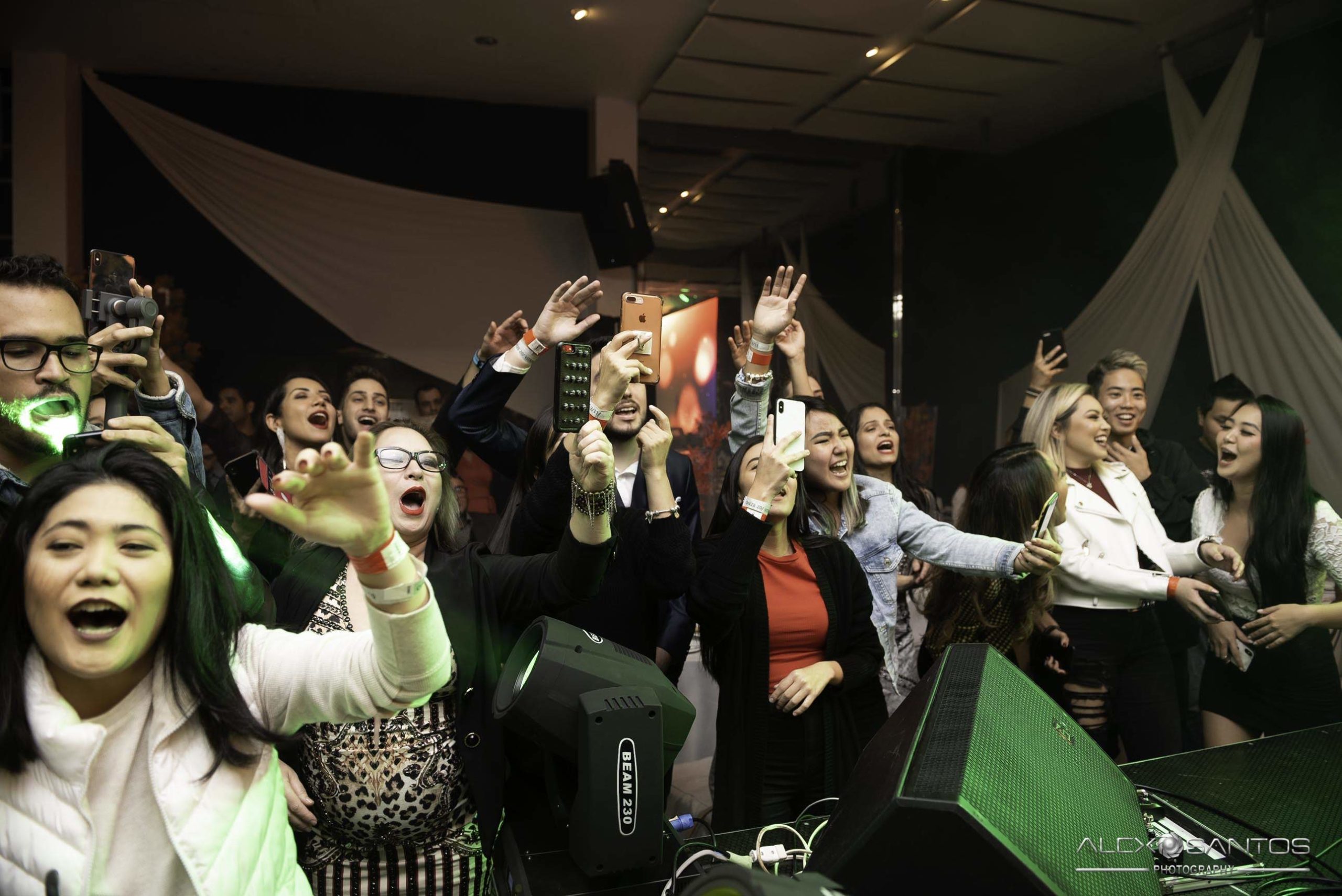 Revista Super Vitrine celebra 13 anos com jantar e Show da banda Onze:20