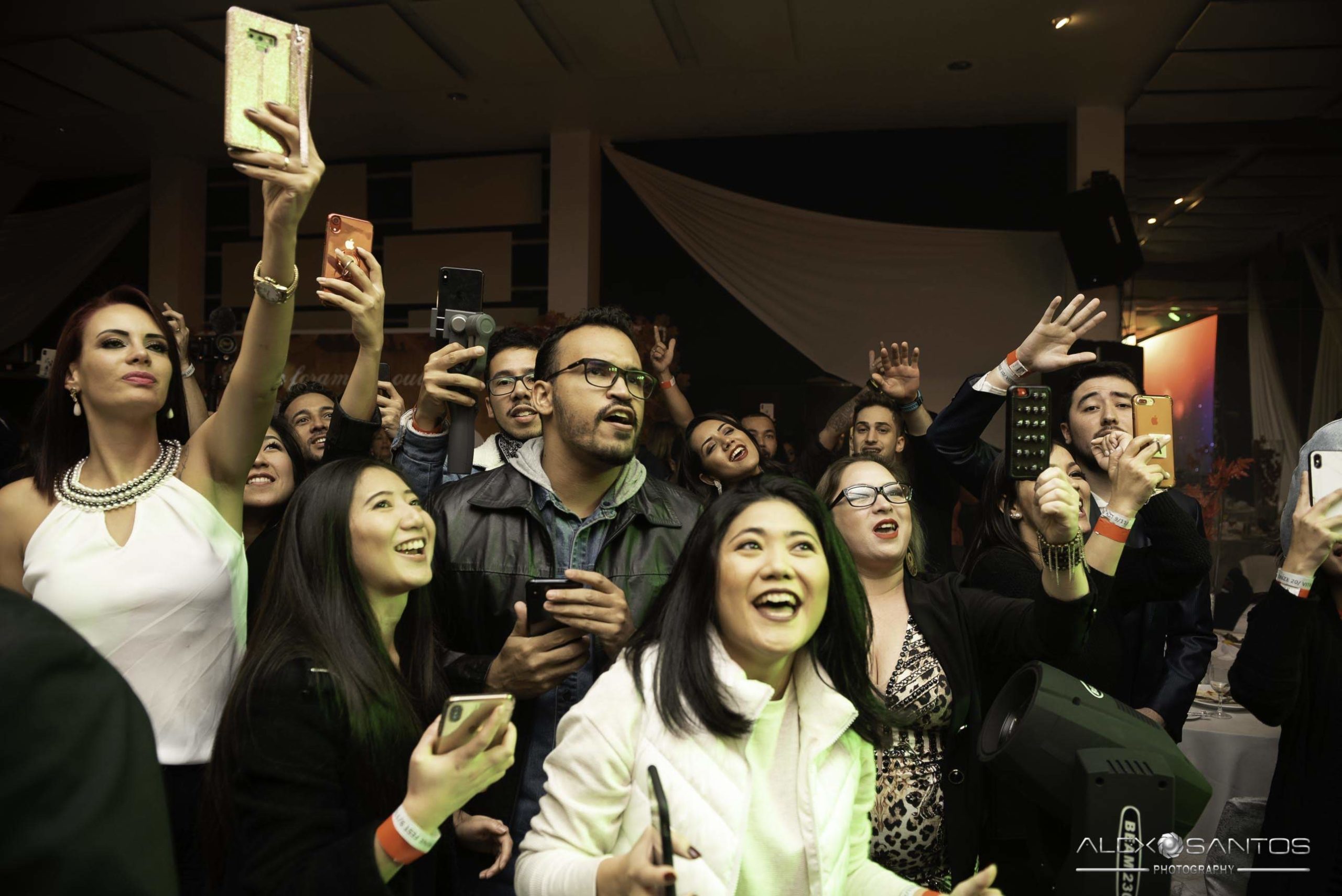 Revista Super Vitrine celebra 13 anos com jantar e Show da banda Onze:20