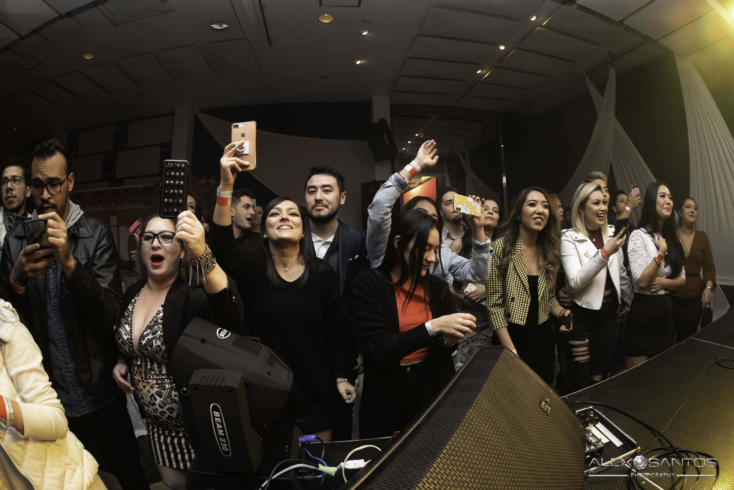 Revista Super Vitrine celebra 13 anos com jantar e Show da banda Onze:20