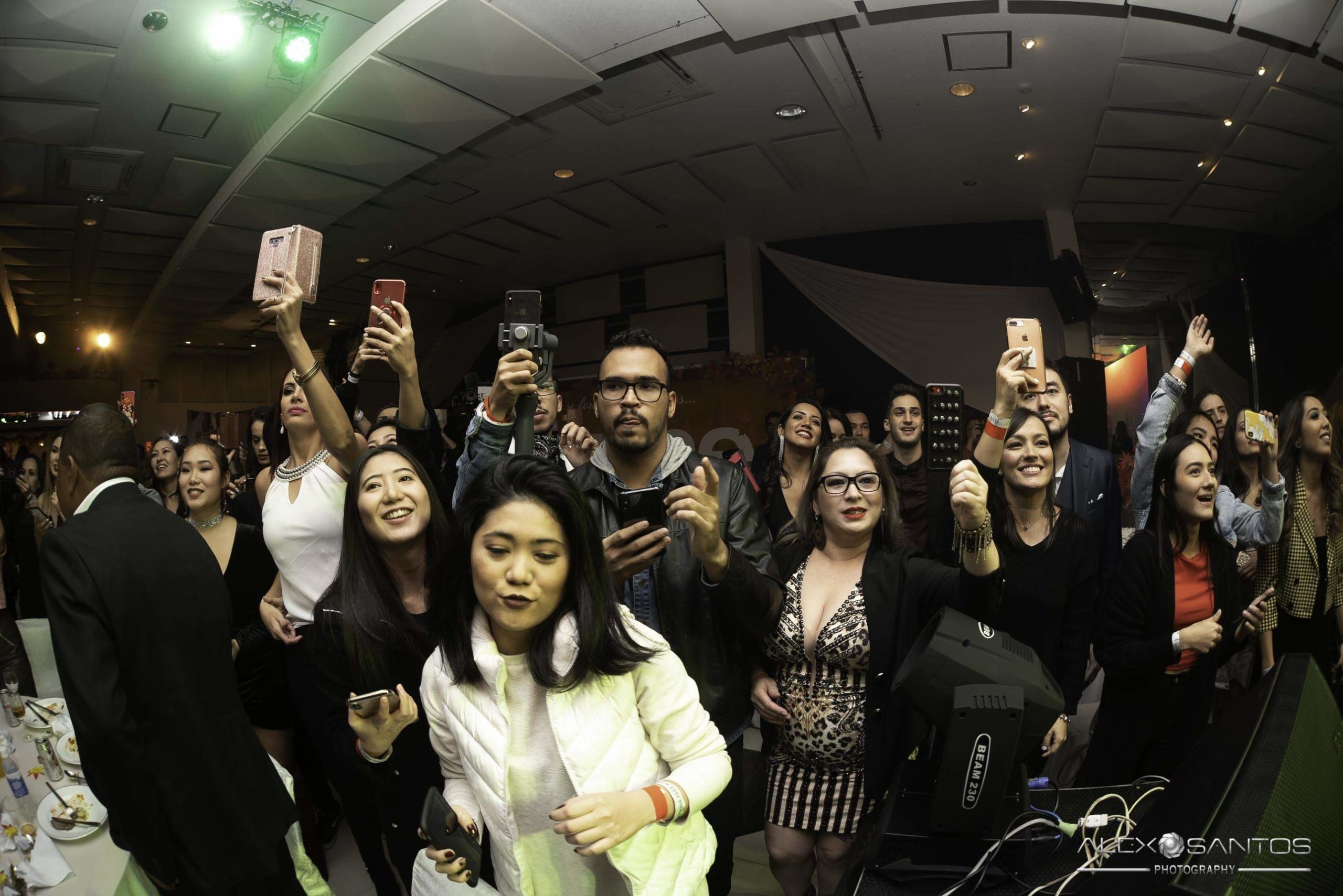 Revista Super Vitrine celebra 13 anos com jantar e Show da banda Onze:20