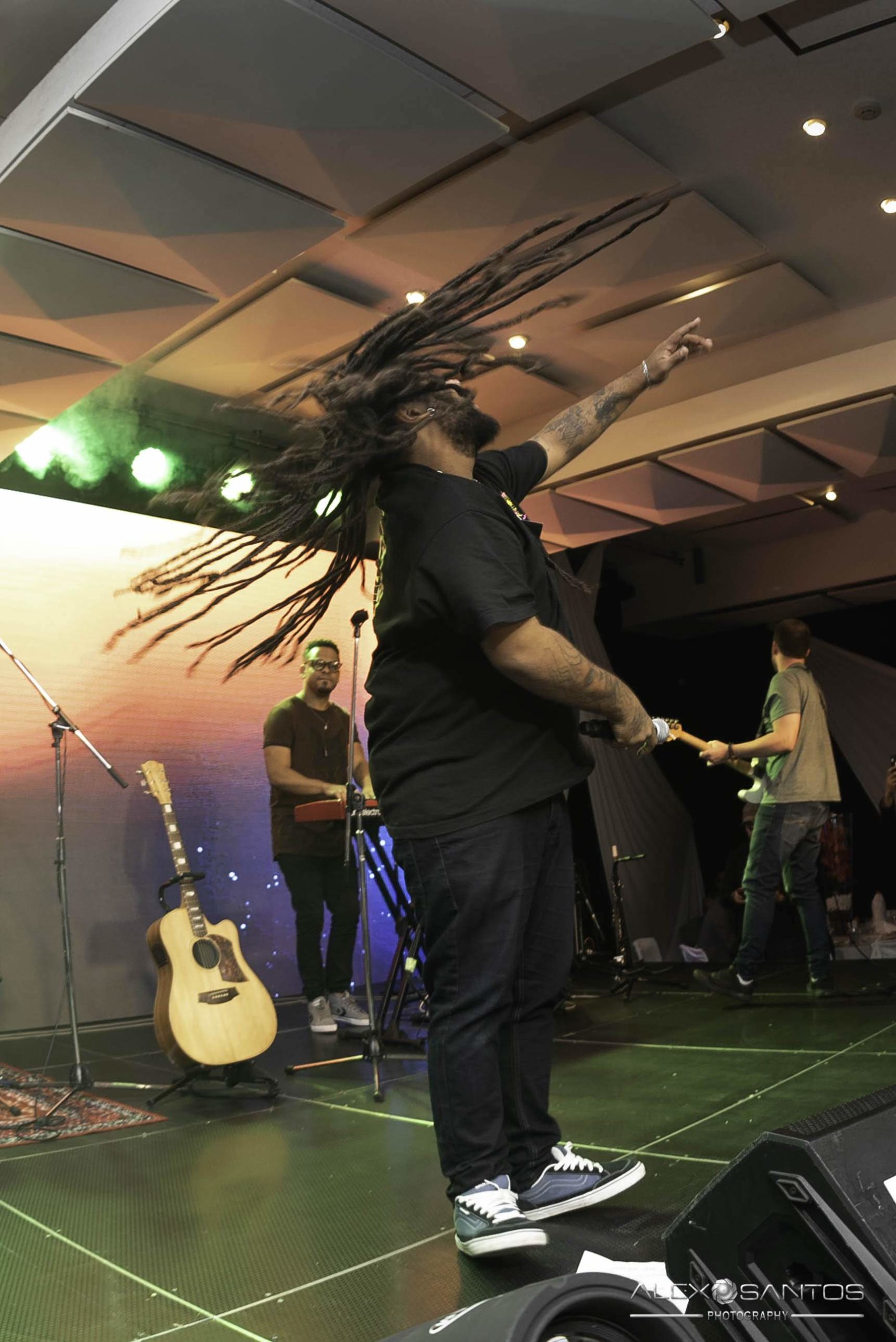 Revista Super Vitrine celebra 13 anos com jantar e Show da banda Onze:20