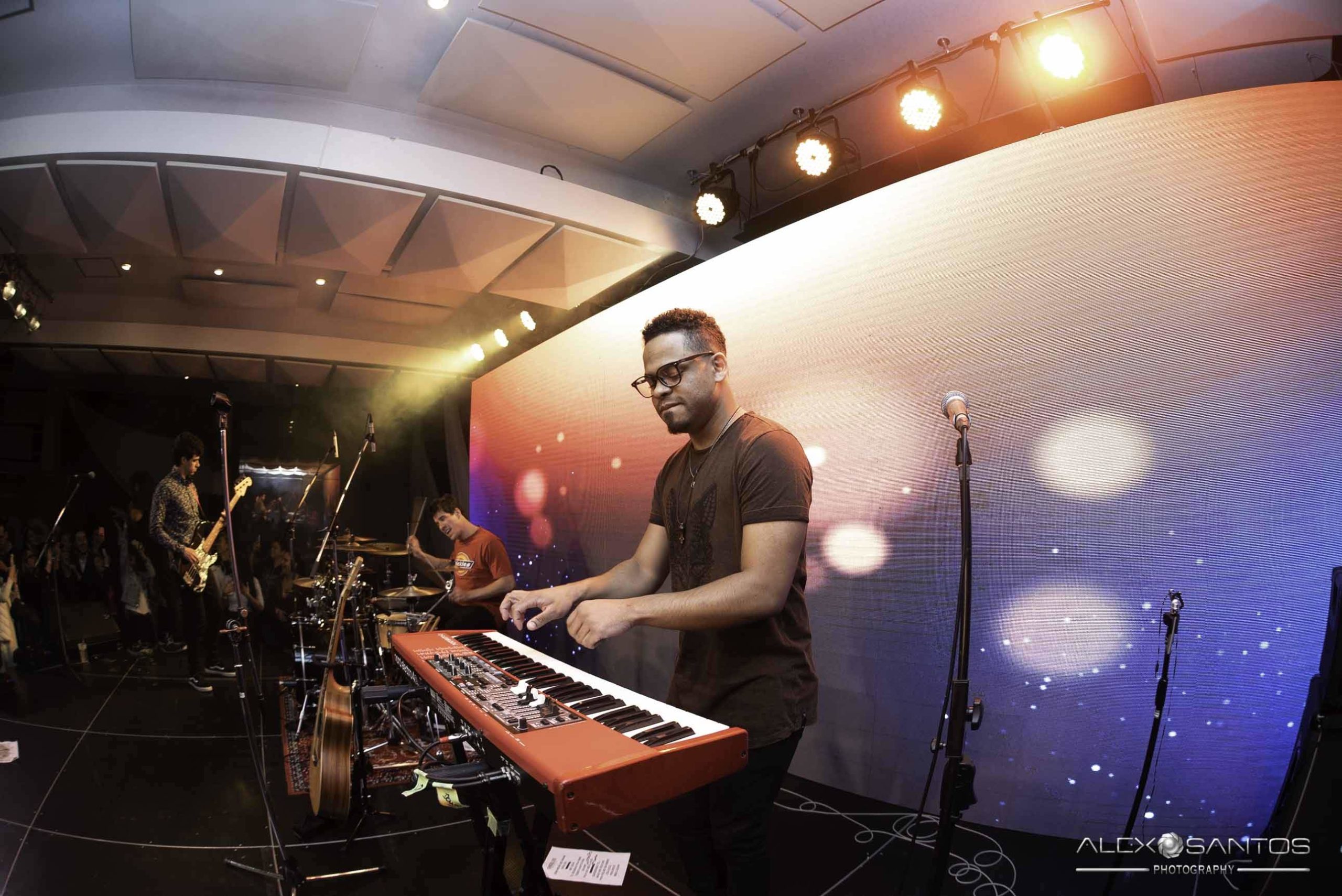 Revista Super Vitrine celebra 13 anos com jantar e Show da banda Onze:20