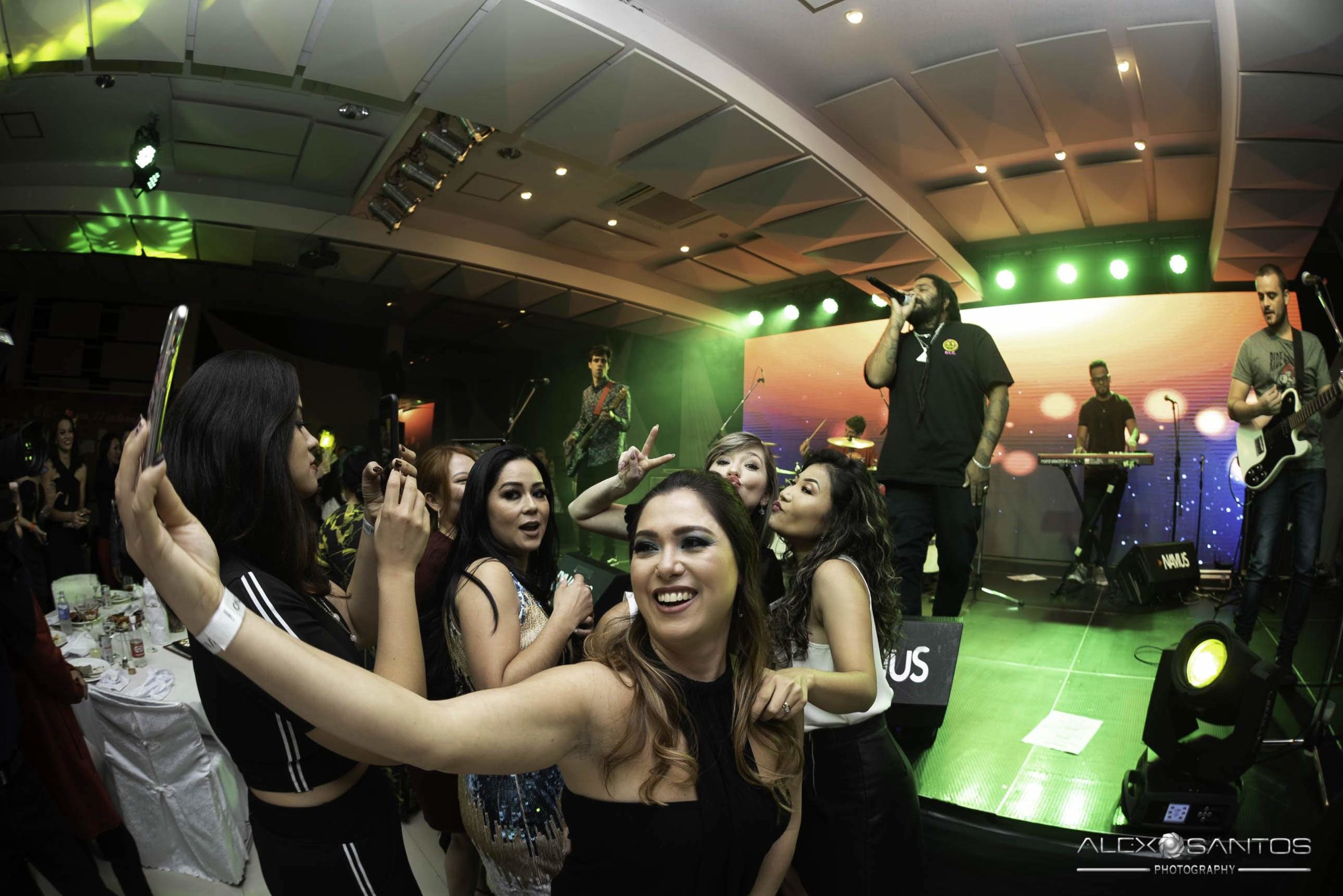 Revista Super Vitrine celebra 13 anos com jantar e Show da banda Onze:20