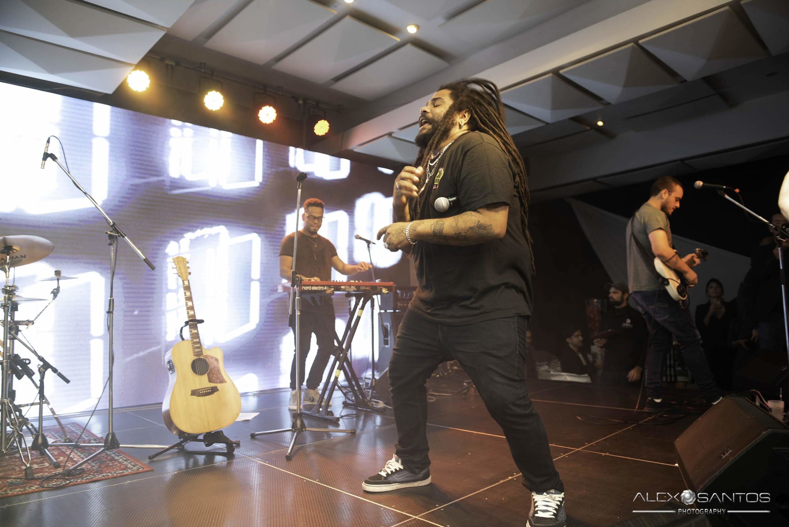 Revista Super Vitrine celebra 13 anos com jantar e Show da banda Onze:20