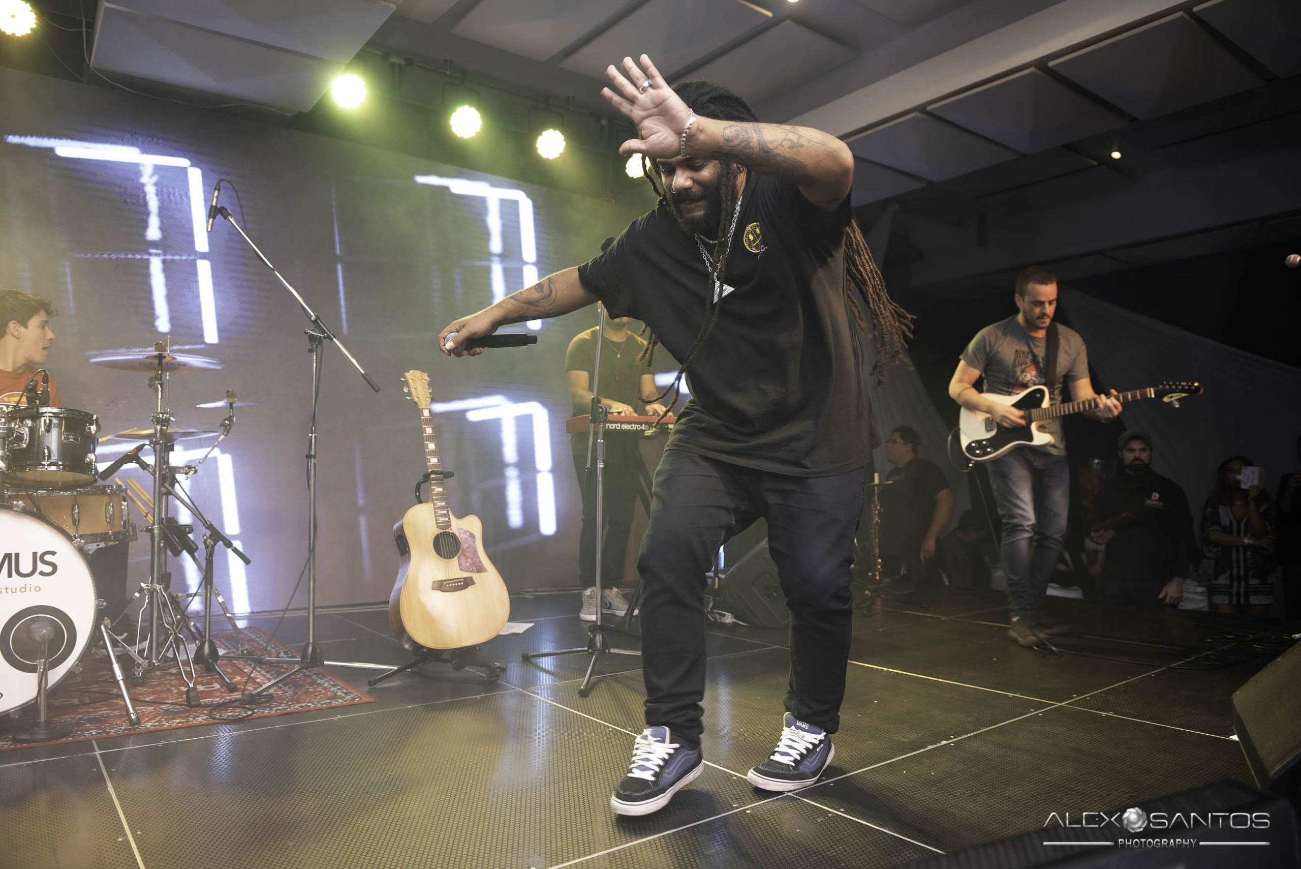 Revista Super Vitrine celebra 13 anos com jantar e Show da banda Onze:20