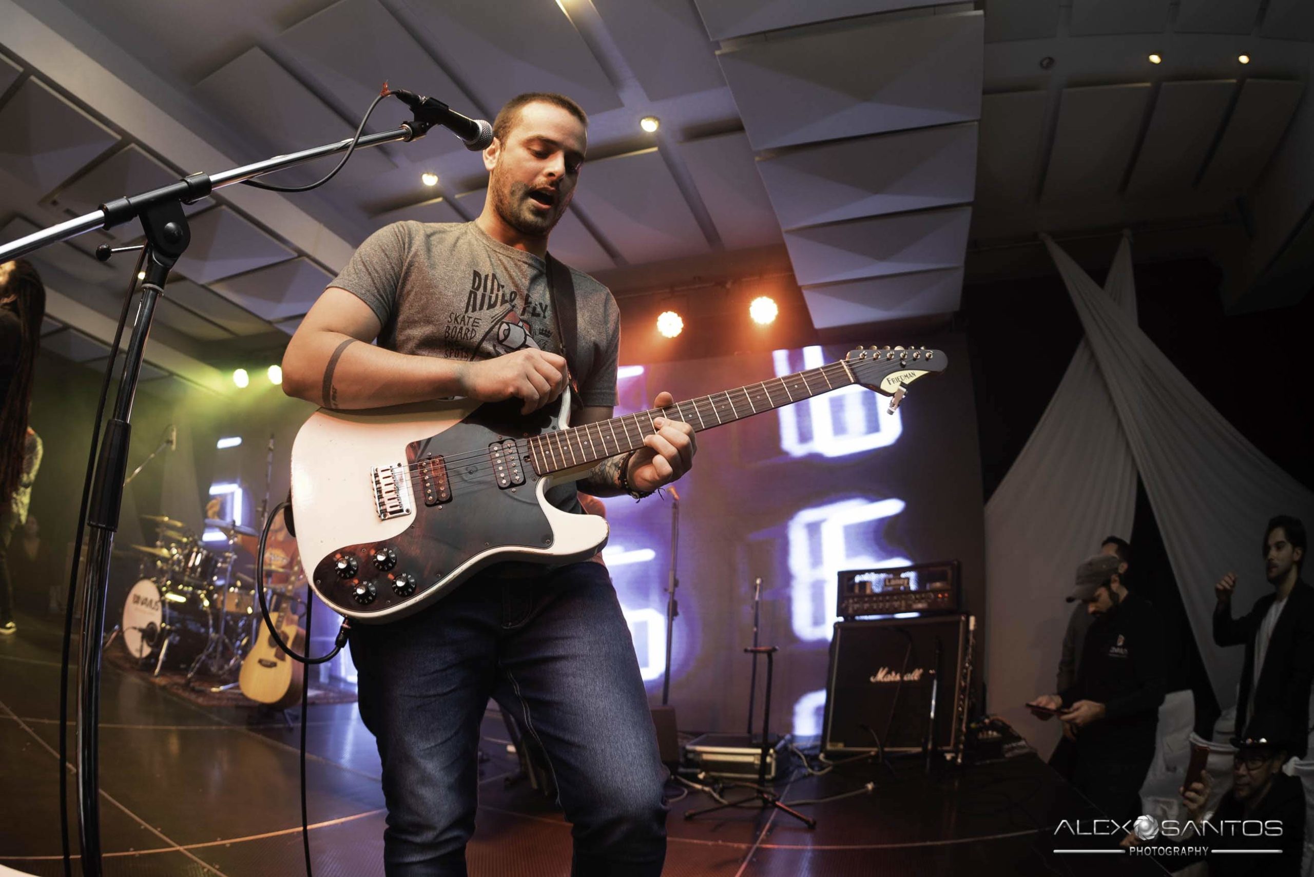 Revista Super Vitrine celebra 13 anos com jantar e Show da banda Onze:20