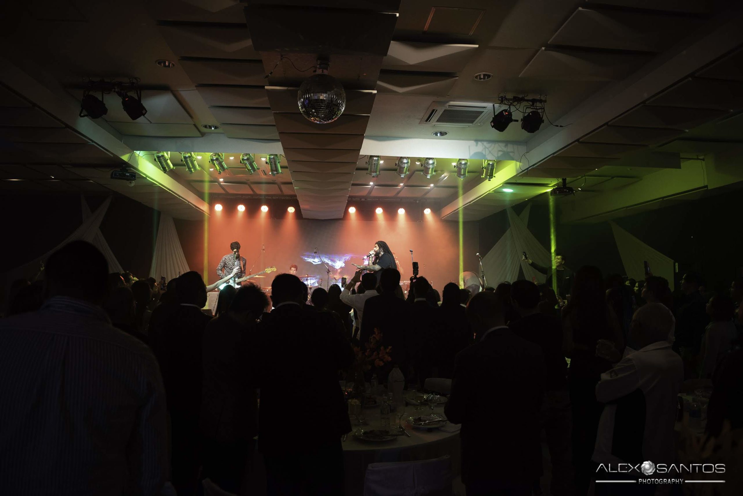 Revista Super Vitrine celebra 13 anos com jantar e Show da banda Onze:20