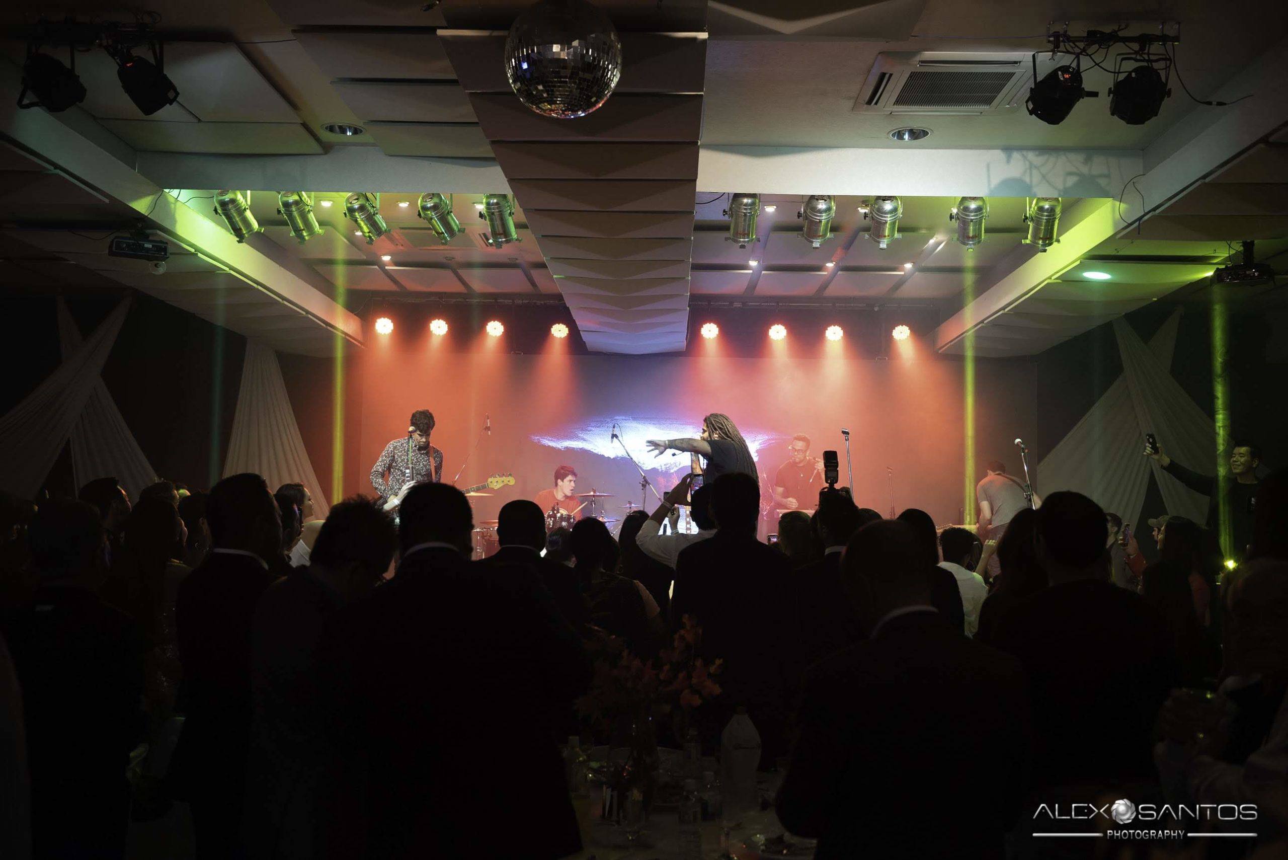 Revista Super Vitrine celebra 13 anos com jantar e Show da banda Onze:20