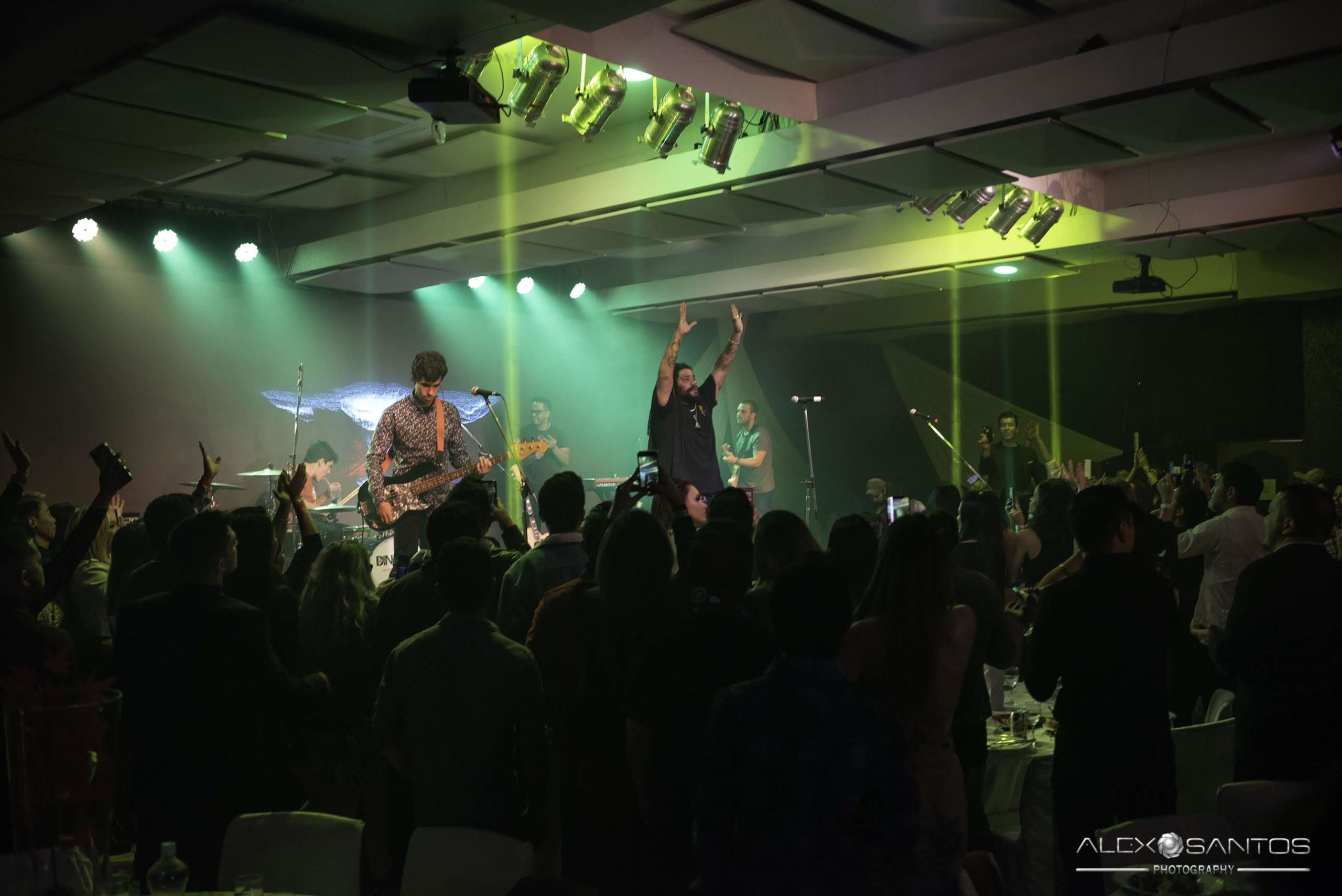 Revista Super Vitrine celebra 13 anos com jantar e Show da banda Onze:20