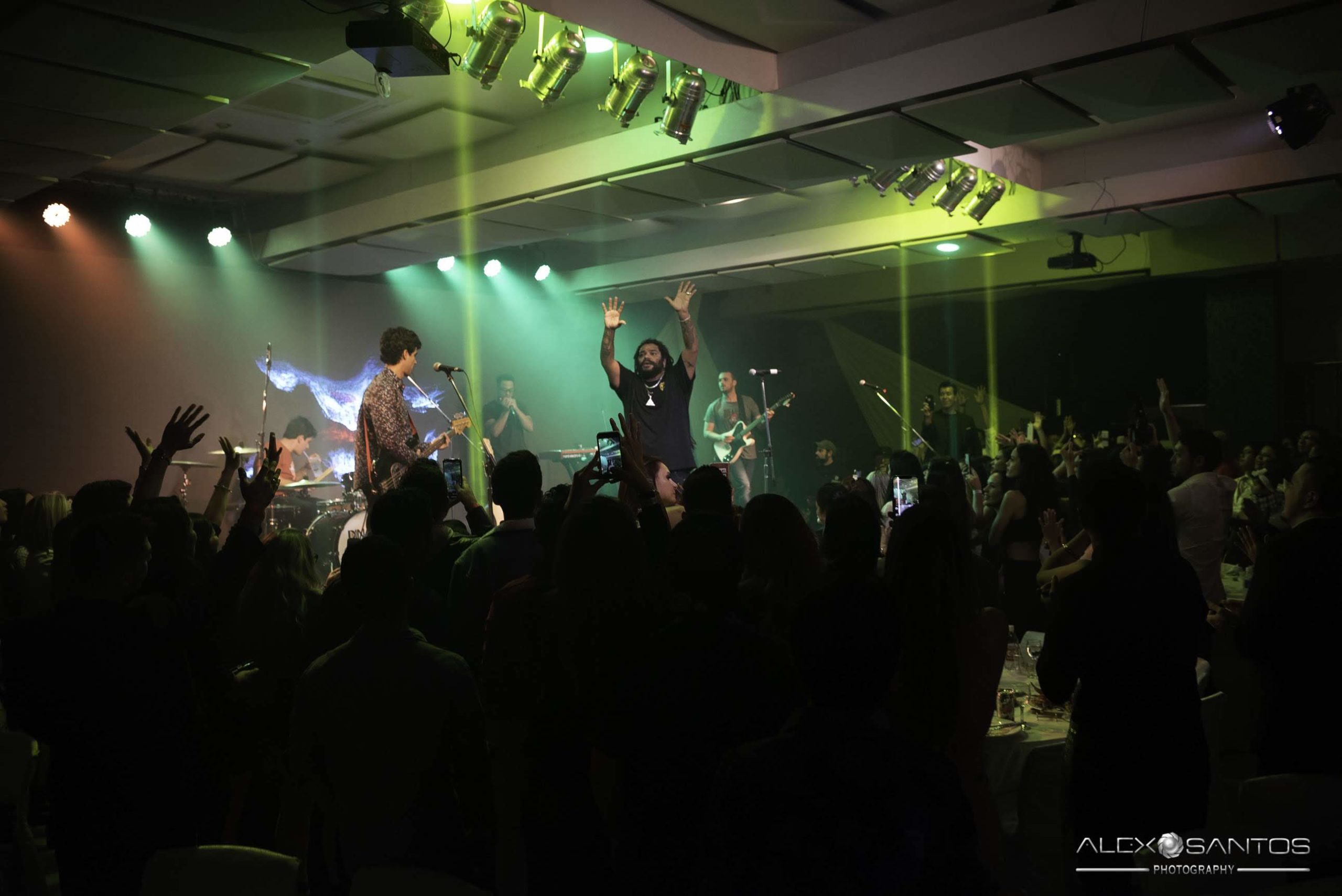 Revista Super Vitrine celebra 13 anos com jantar e Show da banda Onze:20
