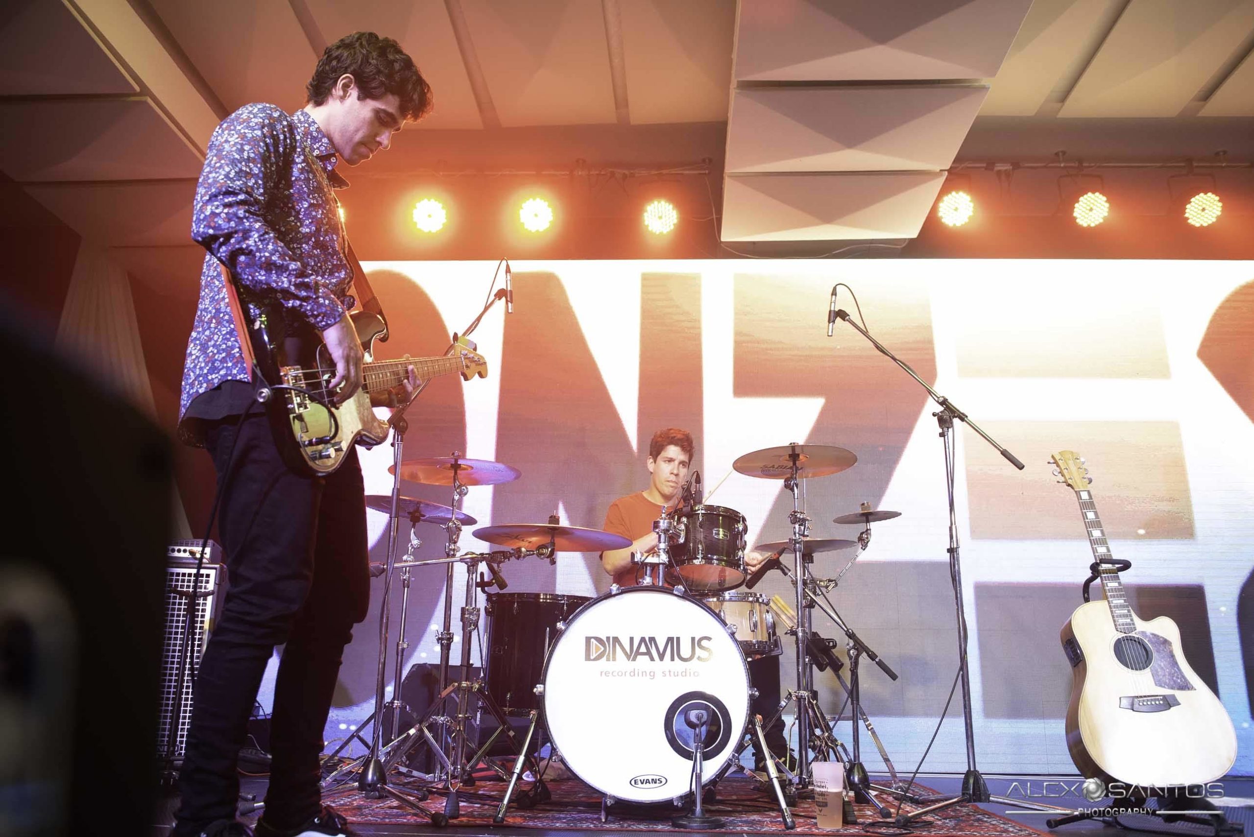 Revista Super Vitrine celebra 13 anos com jantar e Show da banda Onze:20