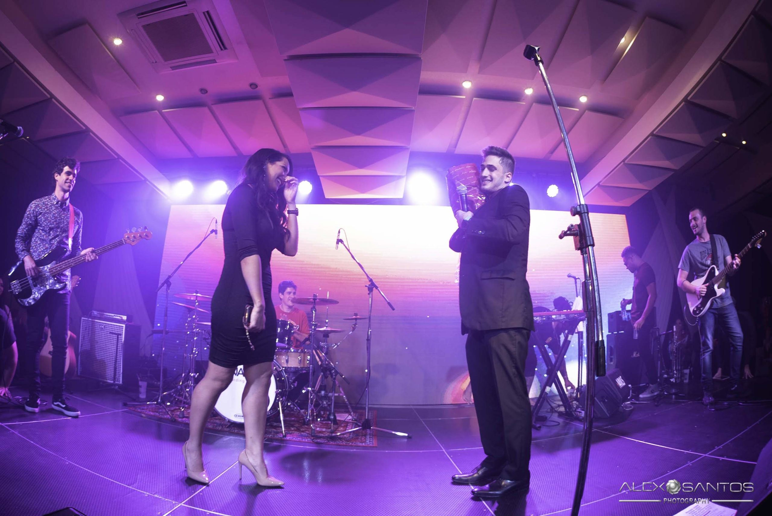 Revista Super Vitrine celebra 13 anos com jantar e Show da banda Onze:20