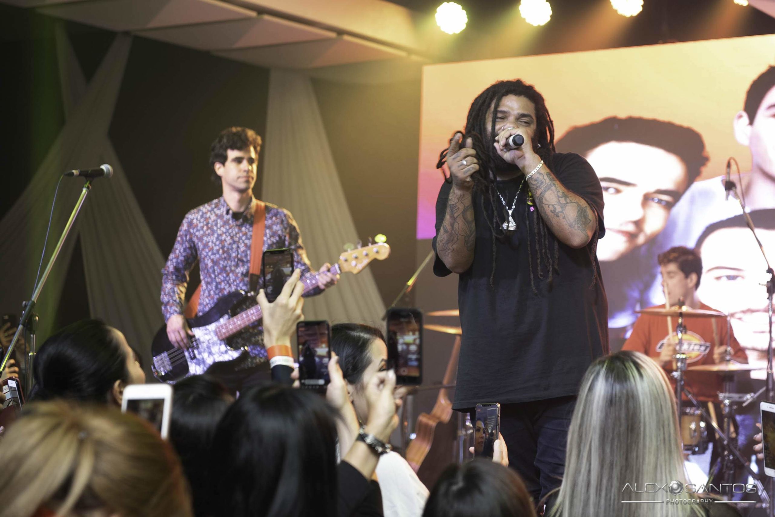 Revista Super Vitrine celebra 13 anos com jantar e Show da banda Onze:20