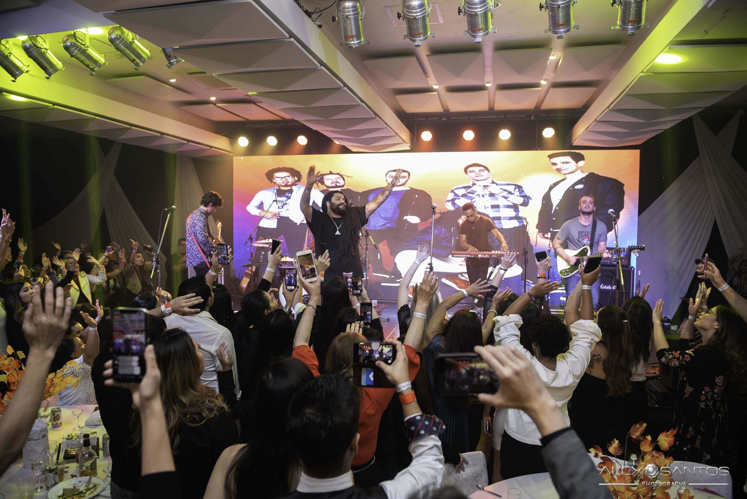 Revista Super Vitrine celebra 13 anos com jantar e Show da banda Onze:20