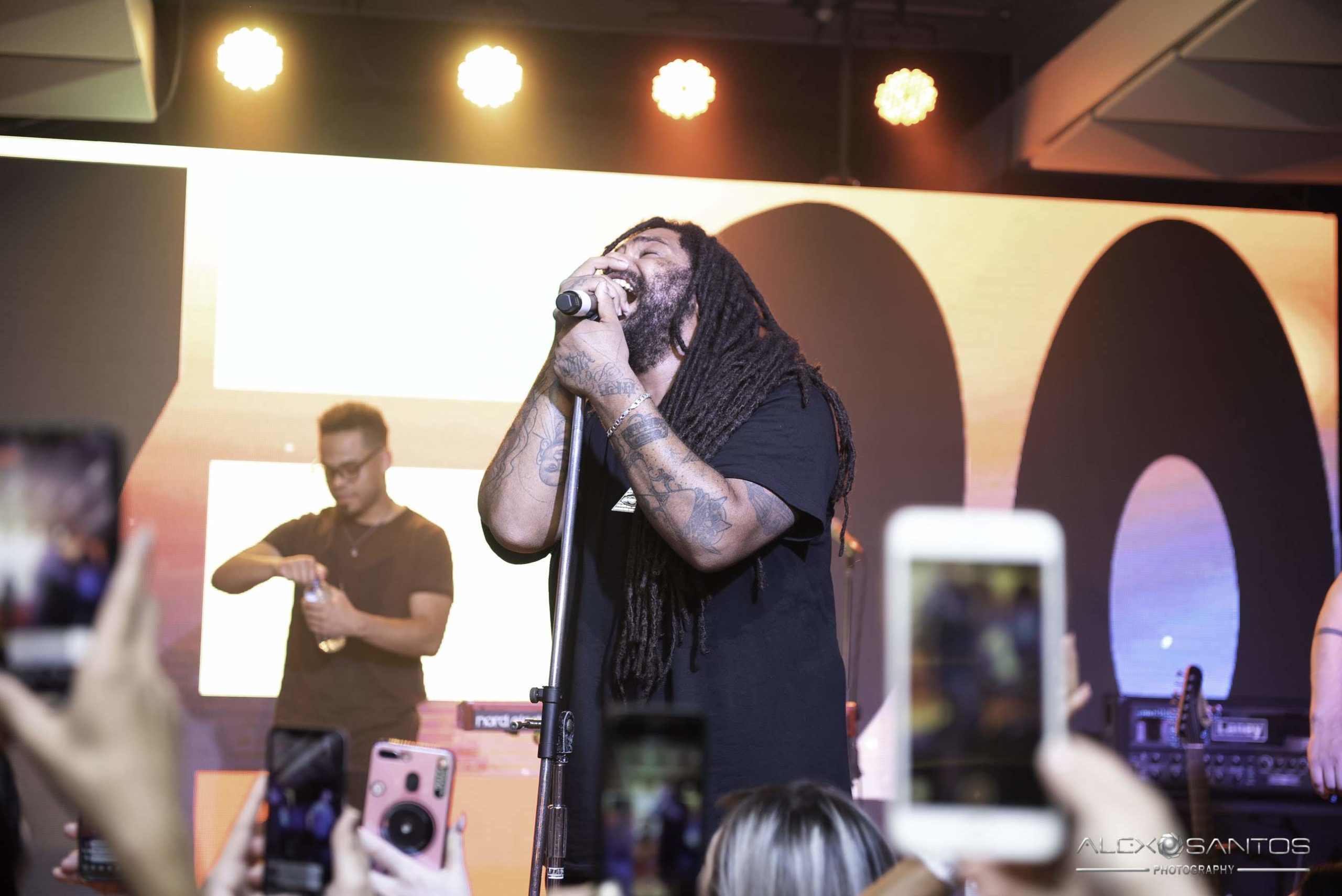 Revista Super Vitrine celebra 13 anos com jantar e Show da banda Onze:20