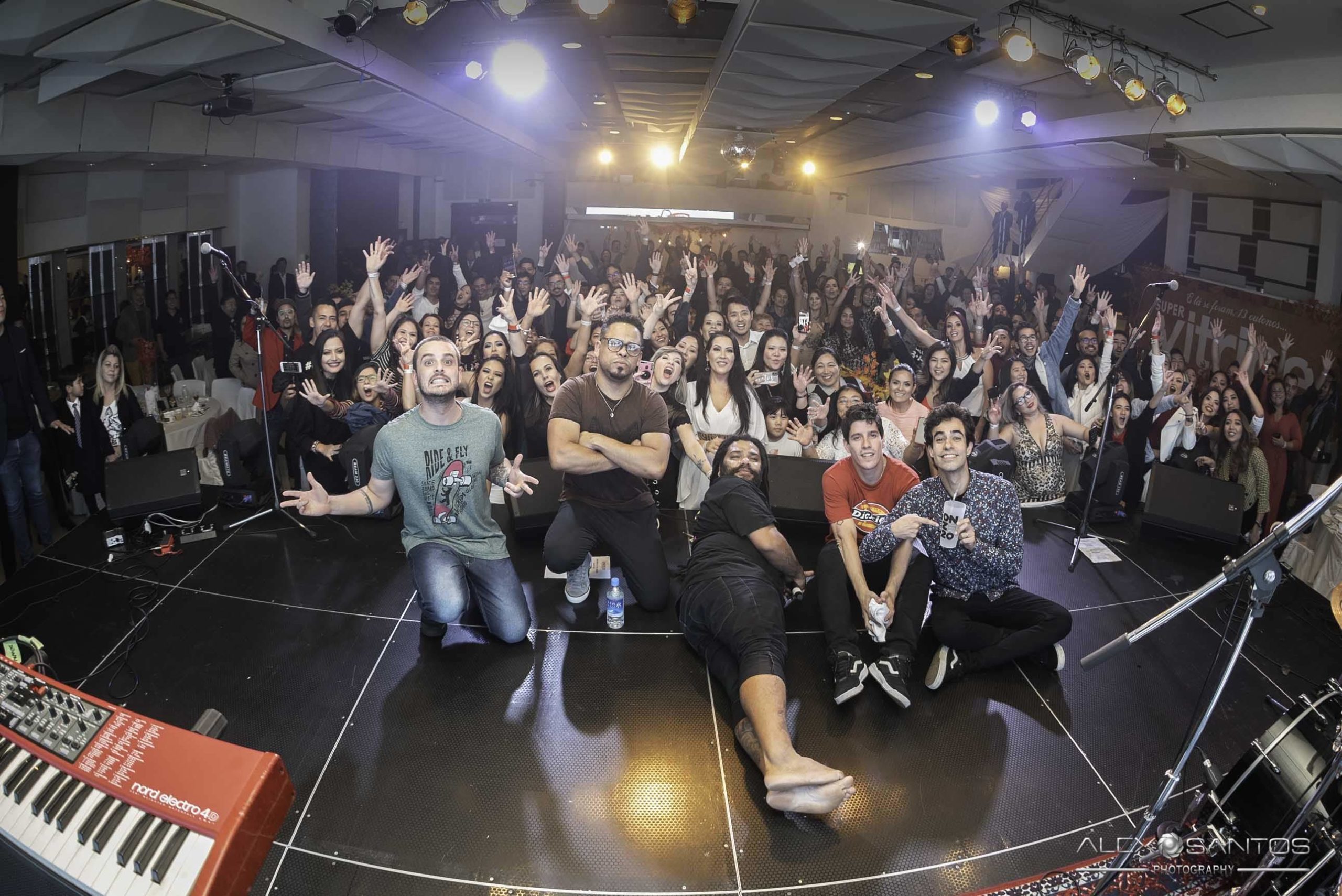 Revista Super Vitrine celebra 13 anos com jantar e Show da banda Onze:20