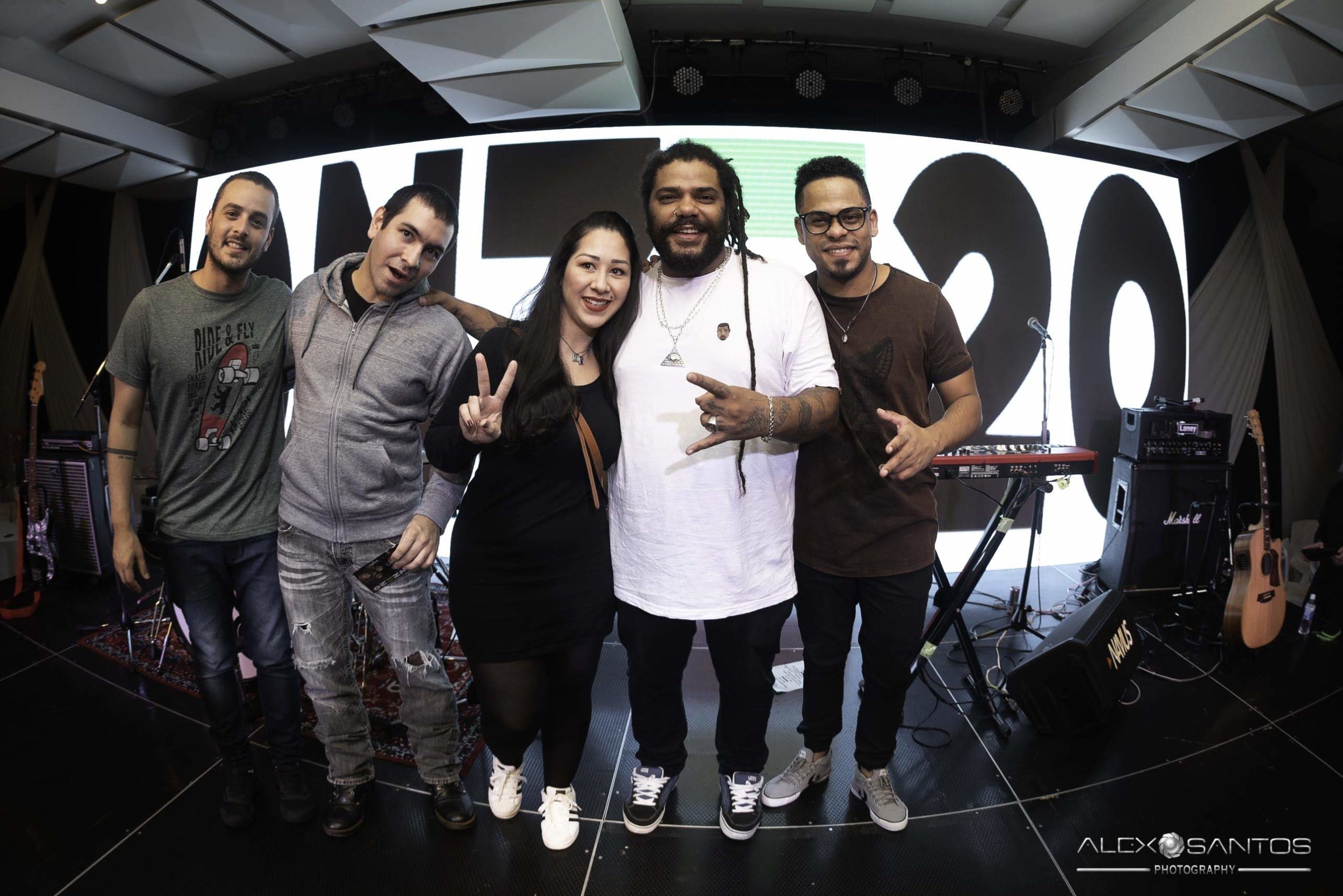 Revista Super Vitrine celebra 13 anos com jantar e Show da banda Onze:20