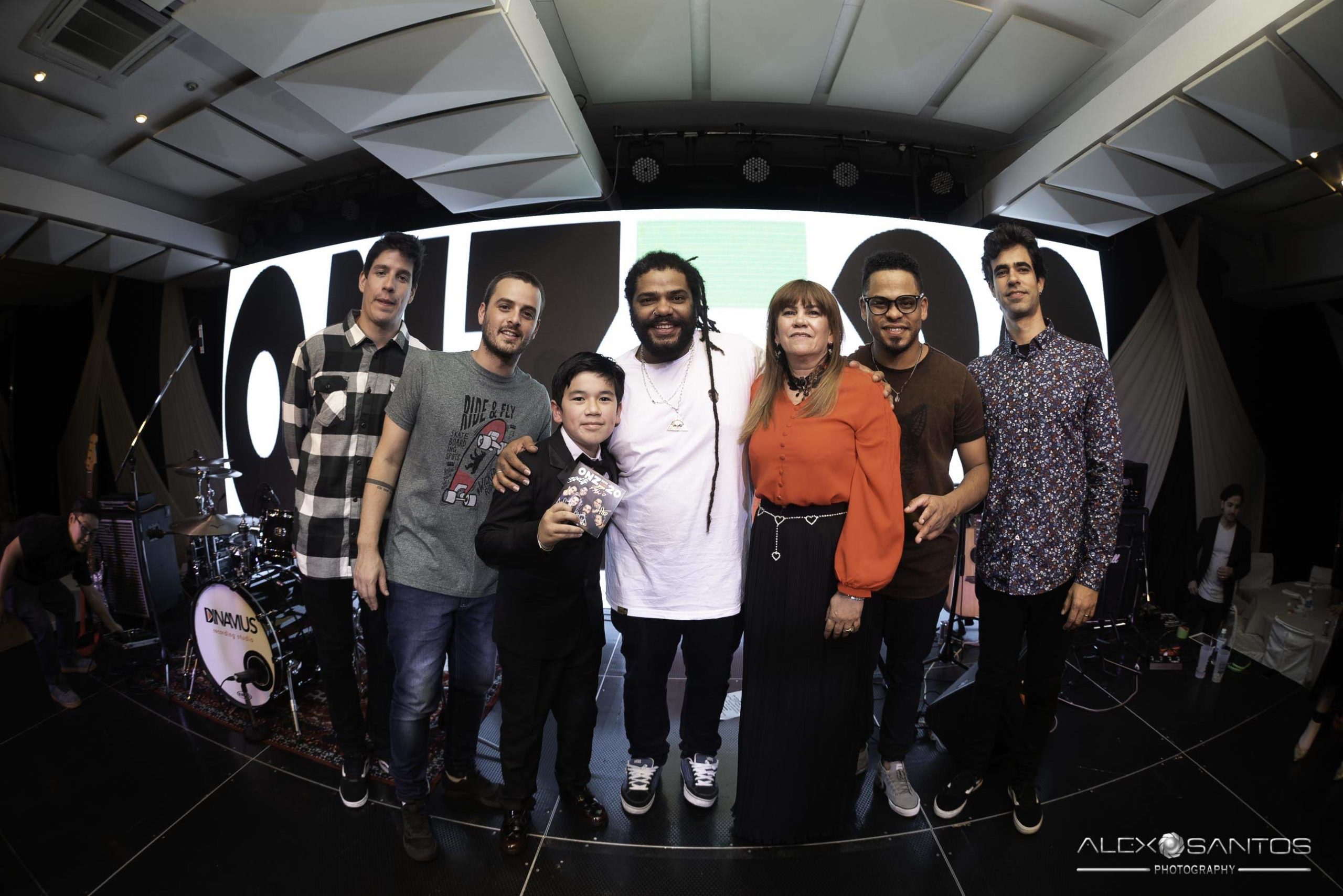 Revista Super Vitrine celebra 13 anos com jantar e Show da banda Onze:20