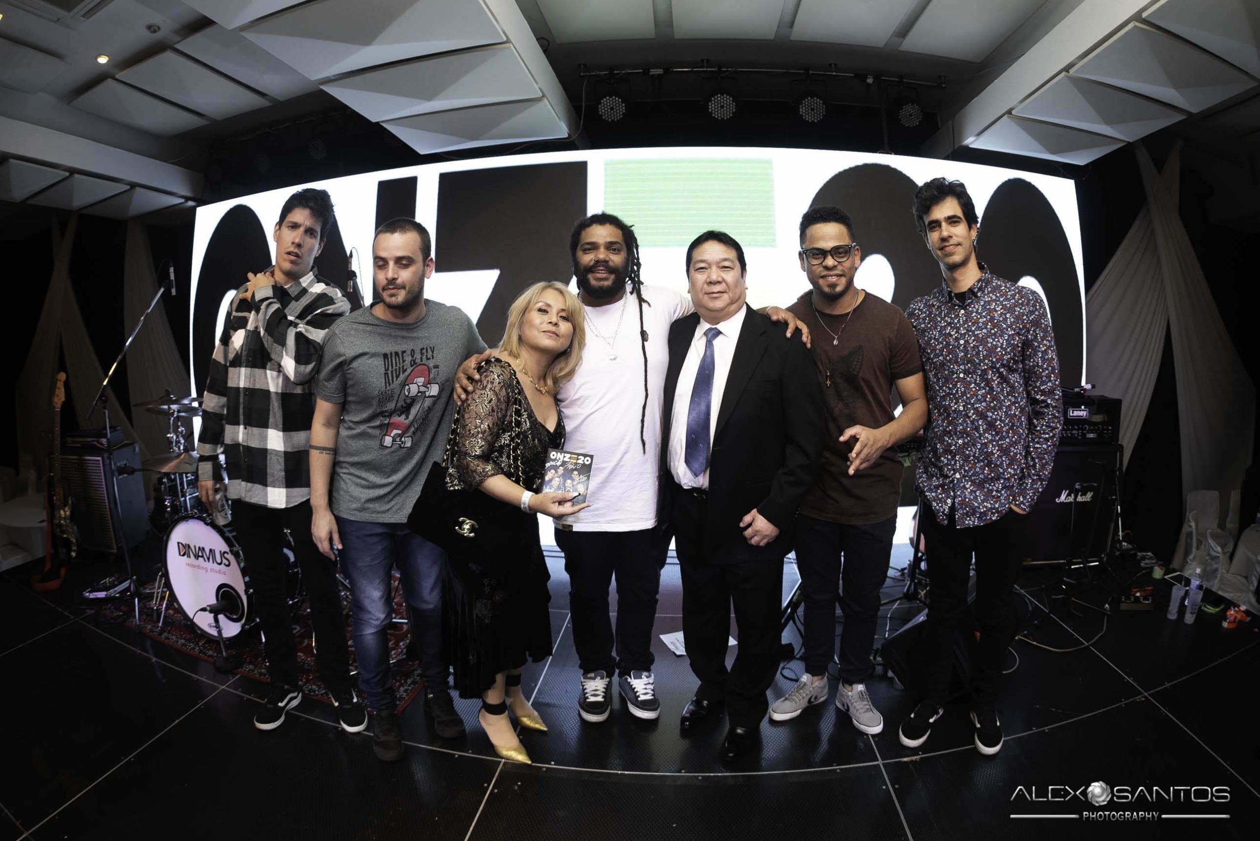 Revista Super Vitrine celebra 13 anos com jantar e Show da banda Onze:20