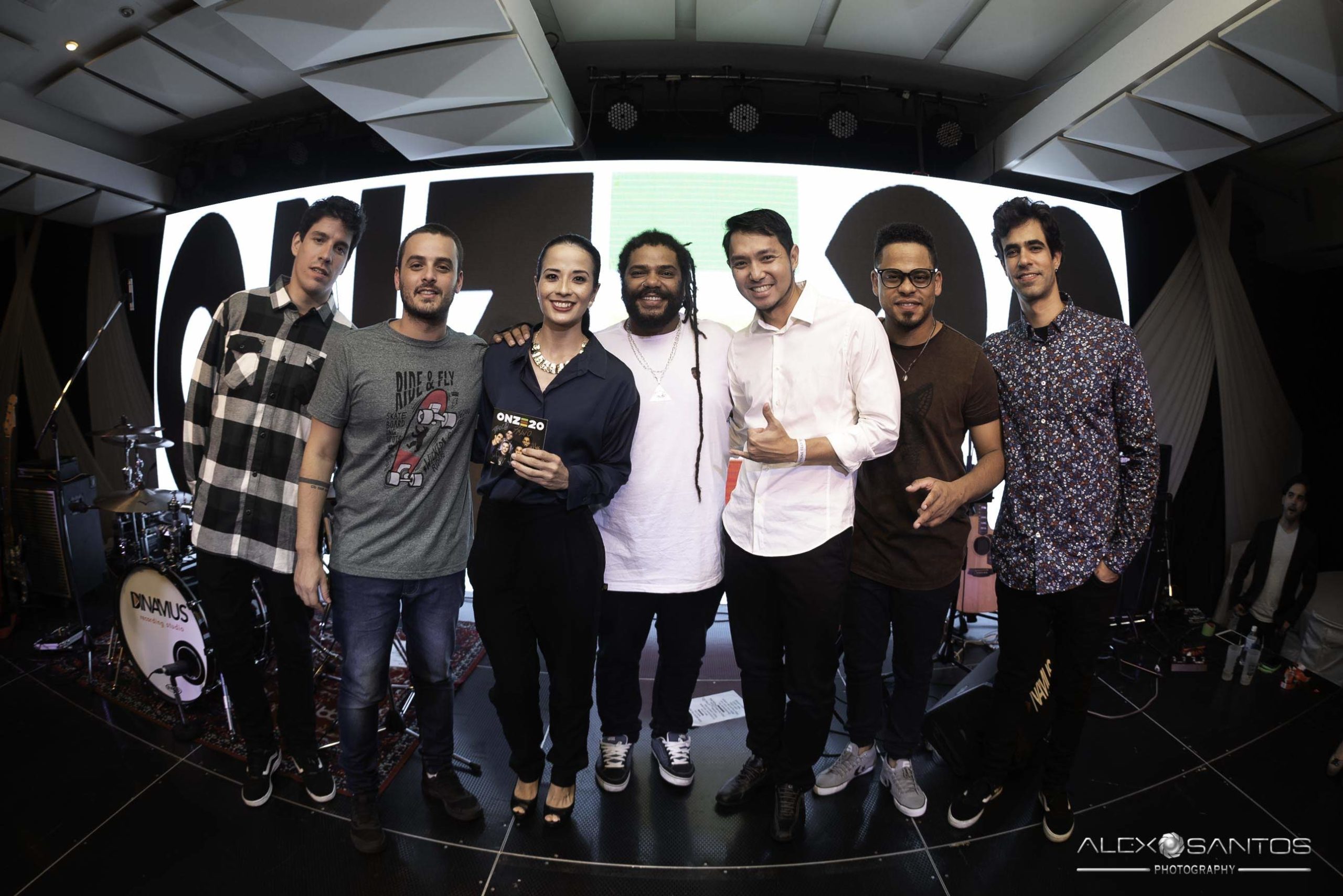 Revista Super Vitrine celebra 13 anos com jantar e Show da banda Onze:20