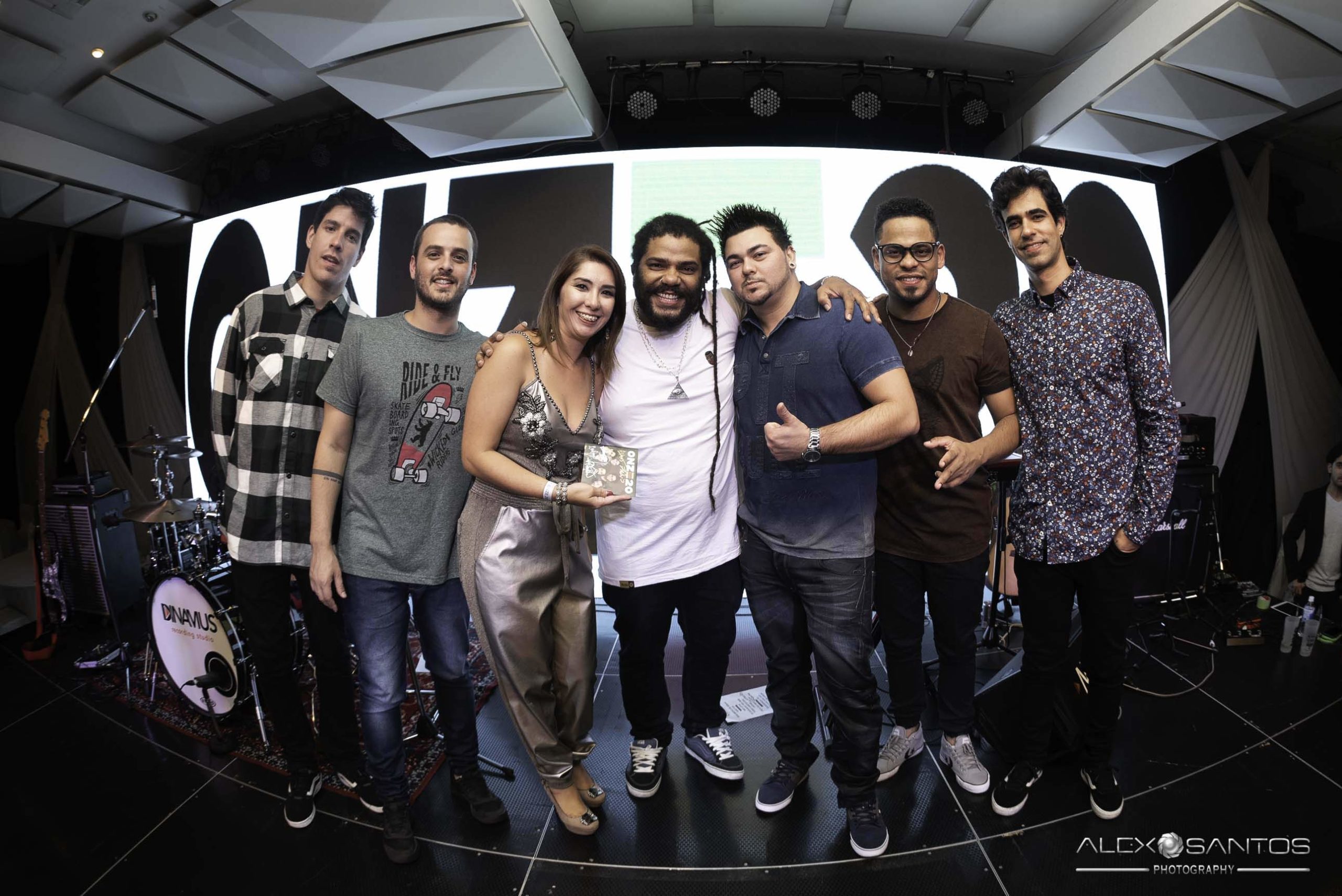 Revista Super Vitrine celebra 13 anos com jantar e Show da banda Onze:20