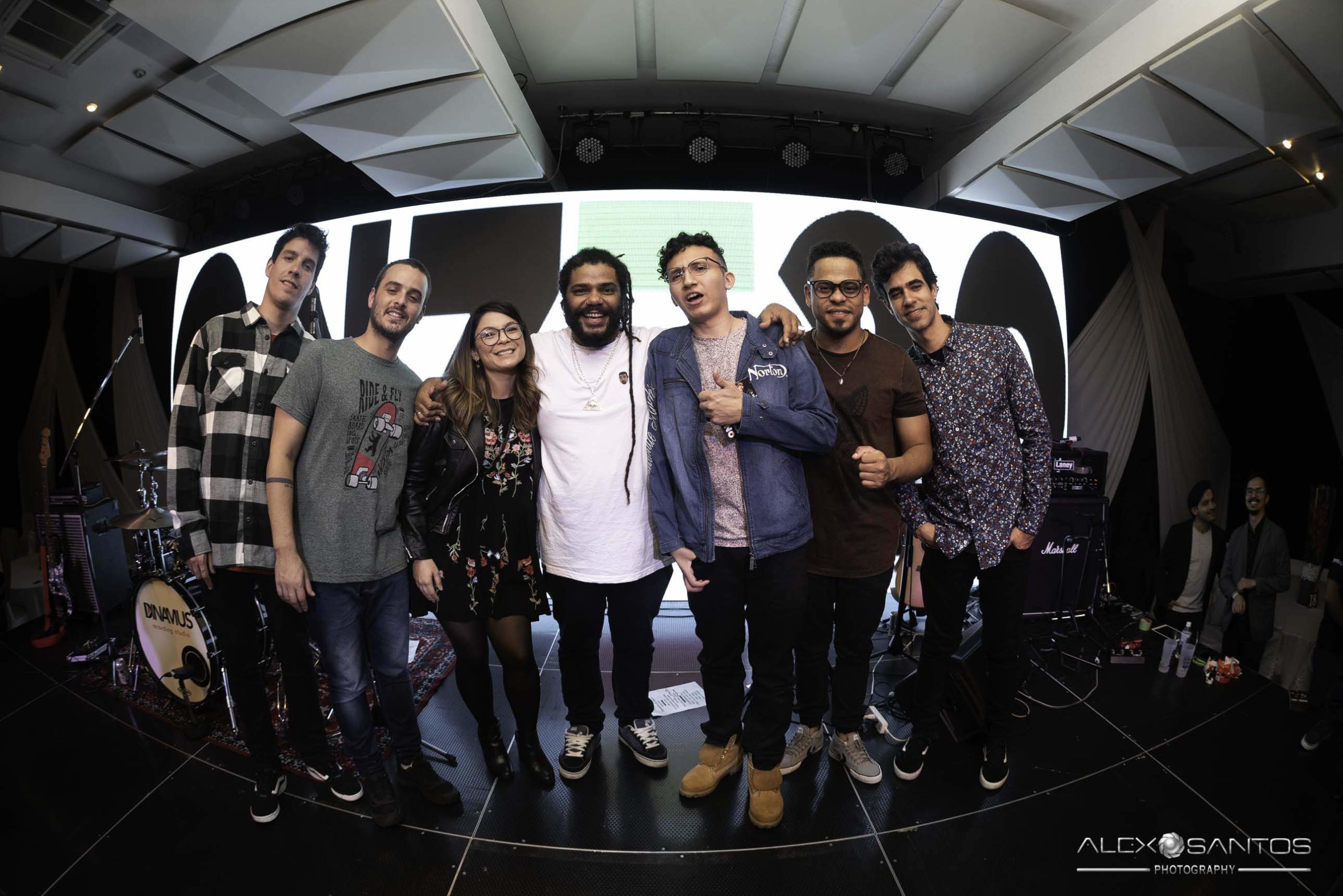 Revista Super Vitrine celebra 13 anos com jantar e Show da banda Onze:20