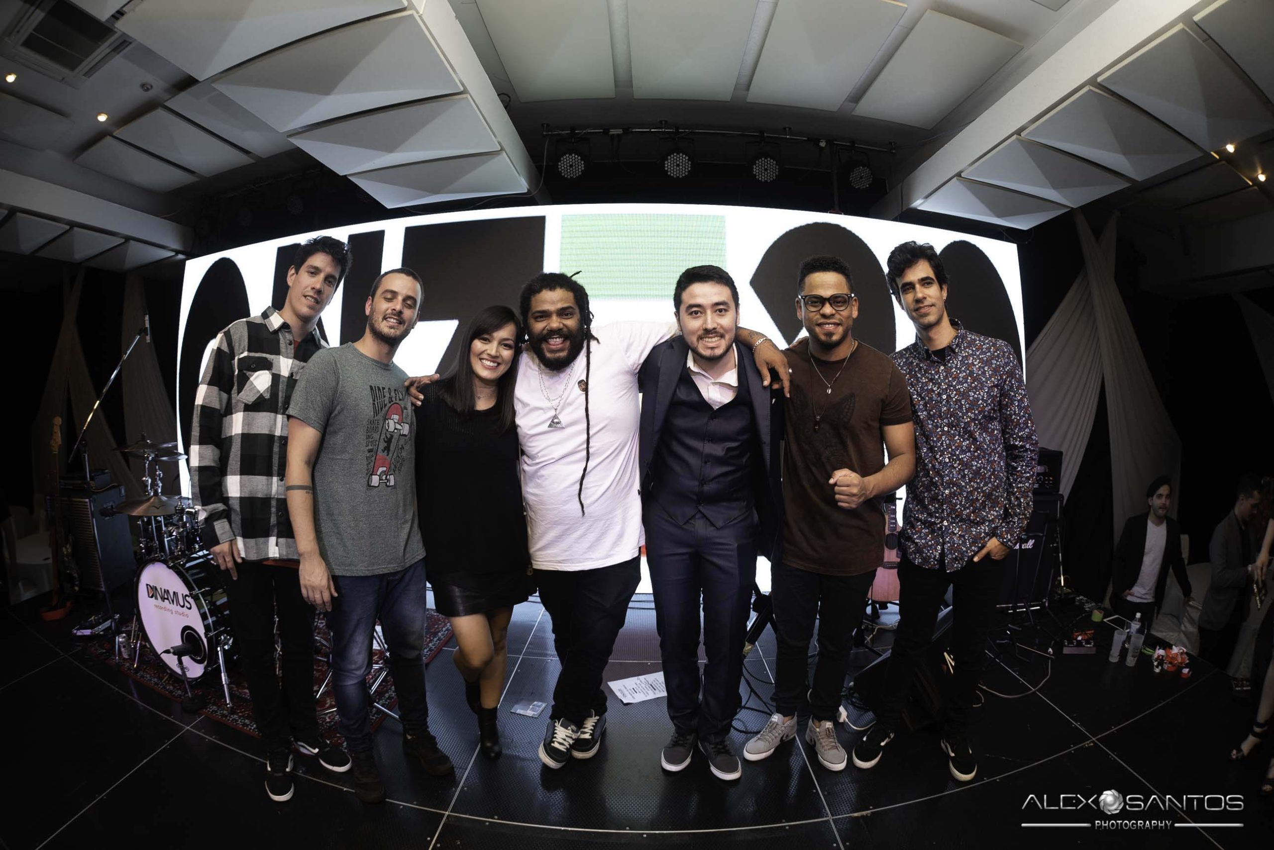 Revista Super Vitrine celebra 13 anos com jantar e Show da banda Onze:20