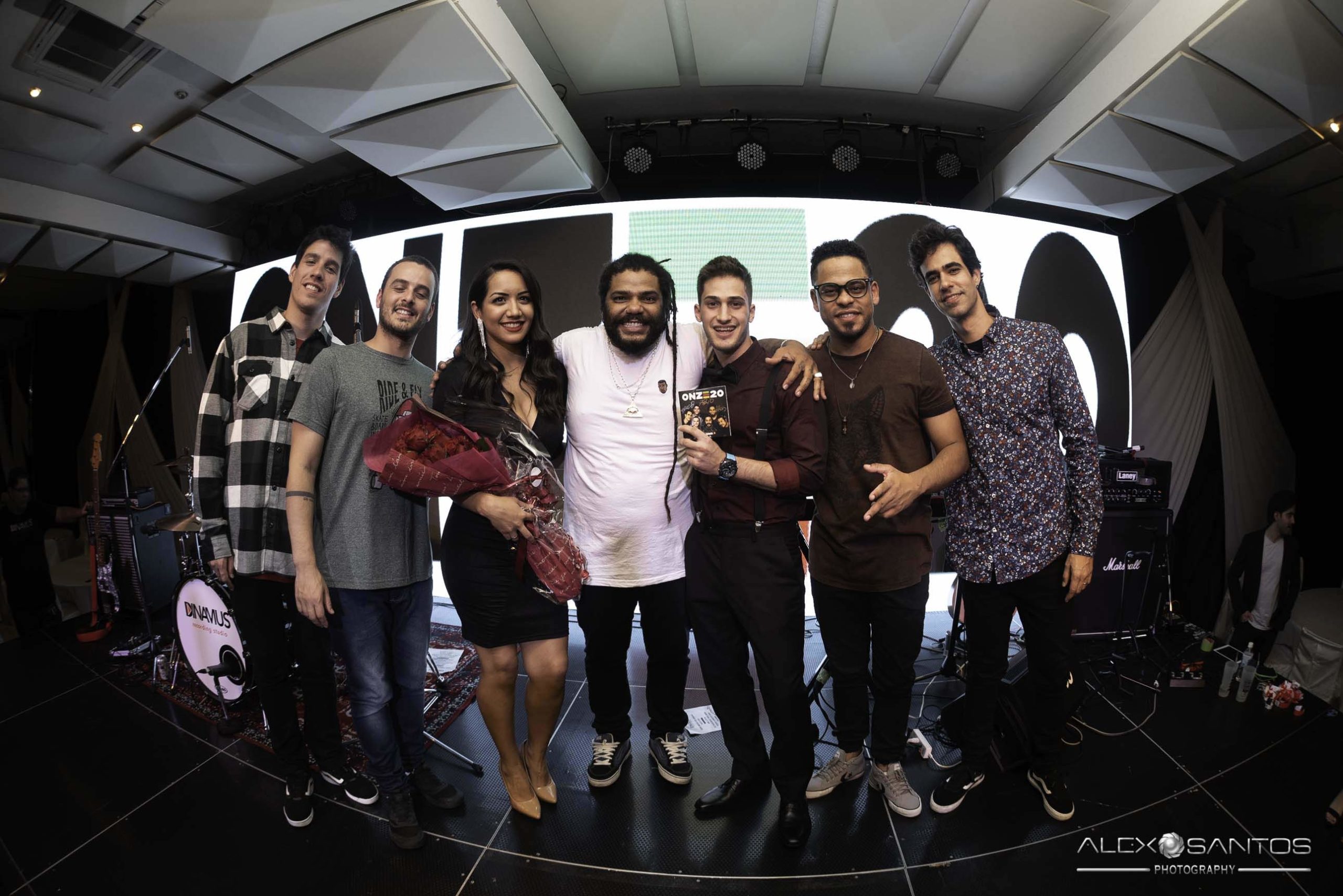 Revista Super Vitrine celebra 13 anos com jantar e Show da banda Onze:20