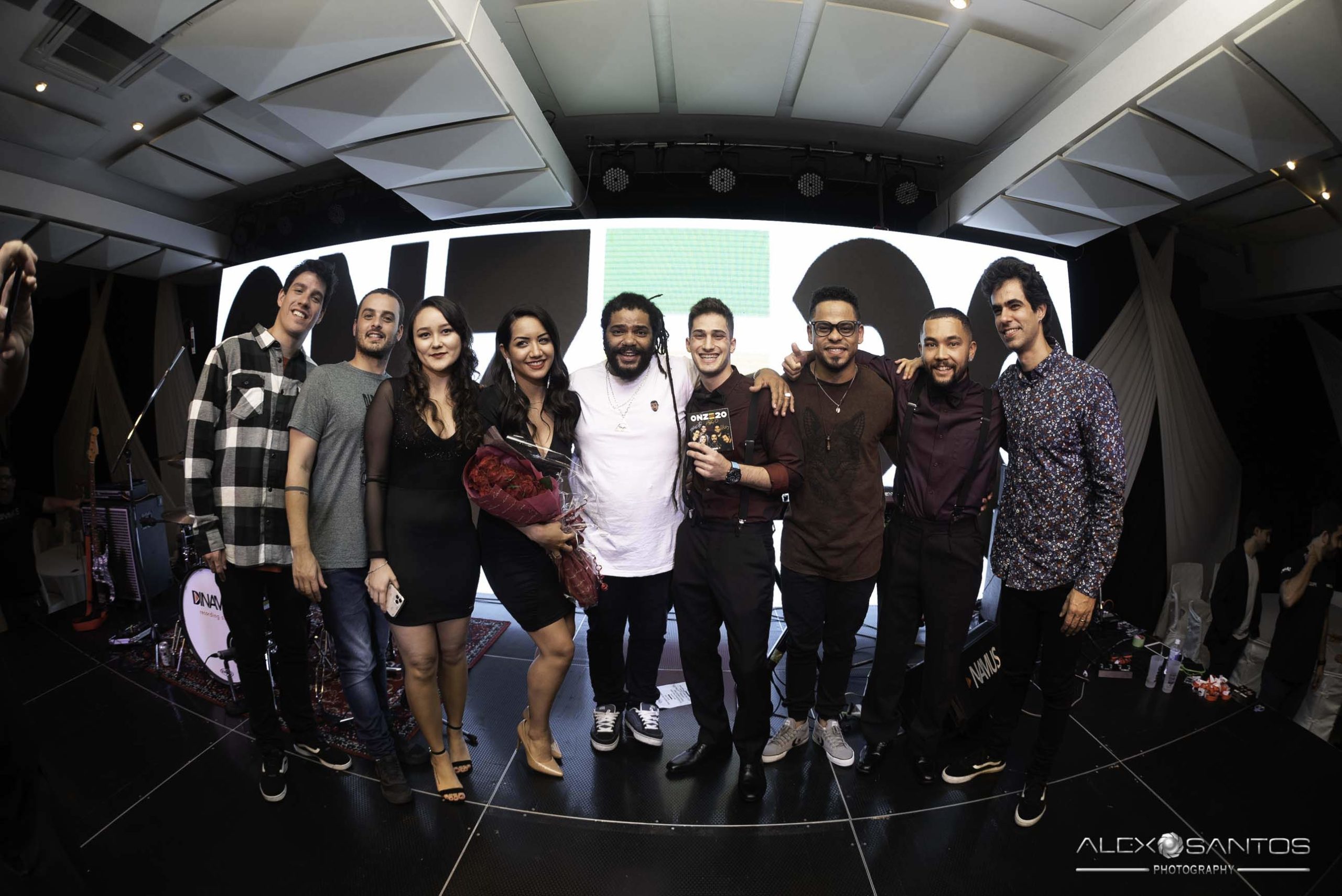 Revista Super Vitrine celebra 13 anos com jantar e Show da banda Onze:20