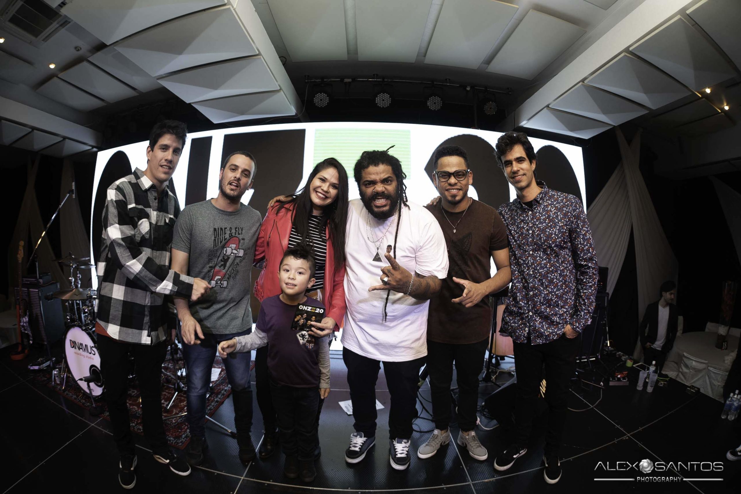 Revista Super Vitrine celebra 13 anos com jantar e Show da banda Onze:20