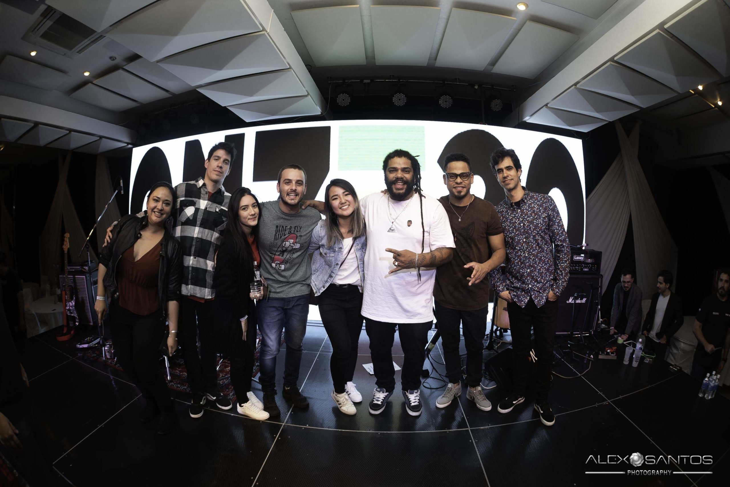 Revista Super Vitrine celebra 13 anos com jantar e Show da banda Onze:20