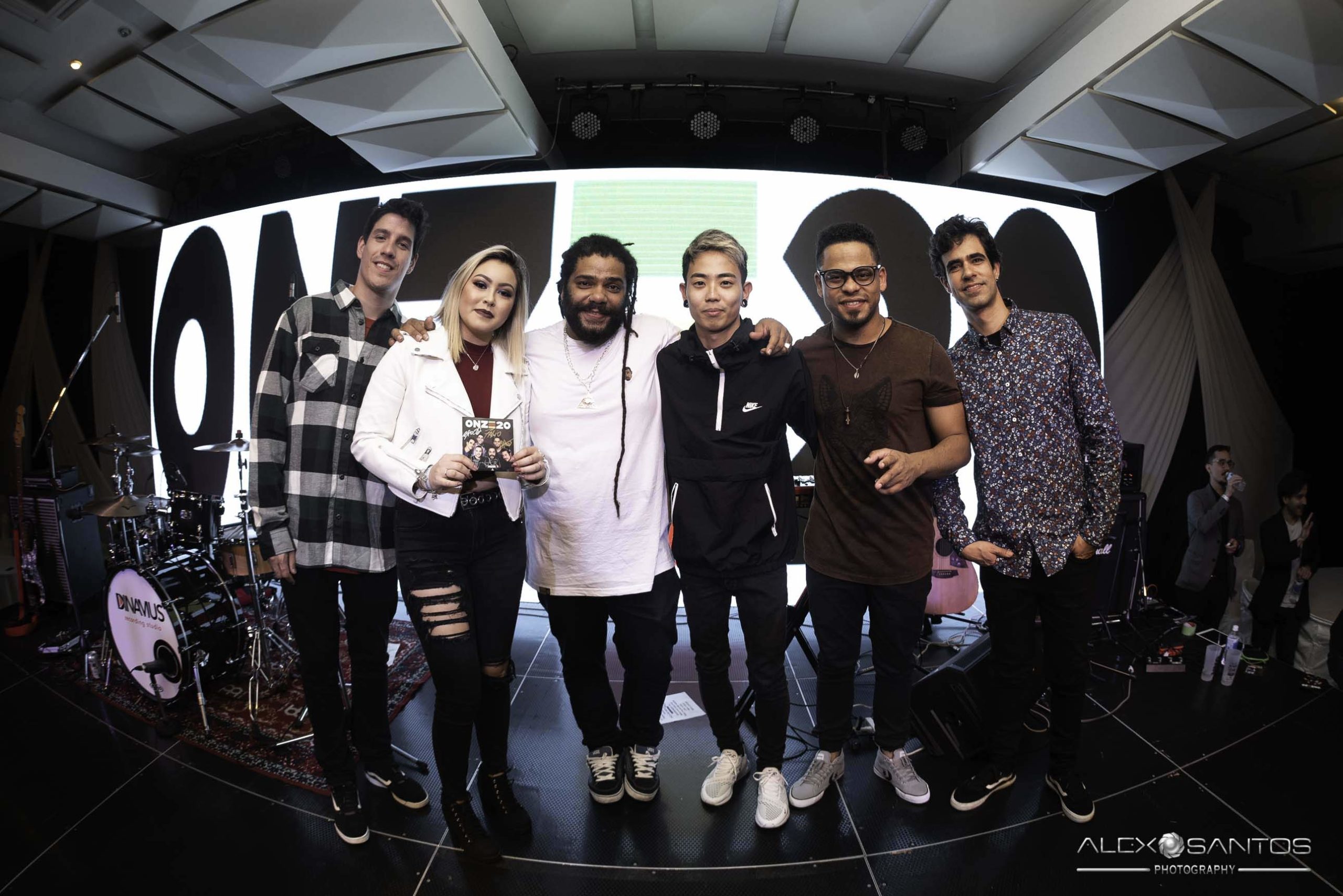 Revista Super Vitrine celebra 13 anos com jantar e Show da banda Onze:20