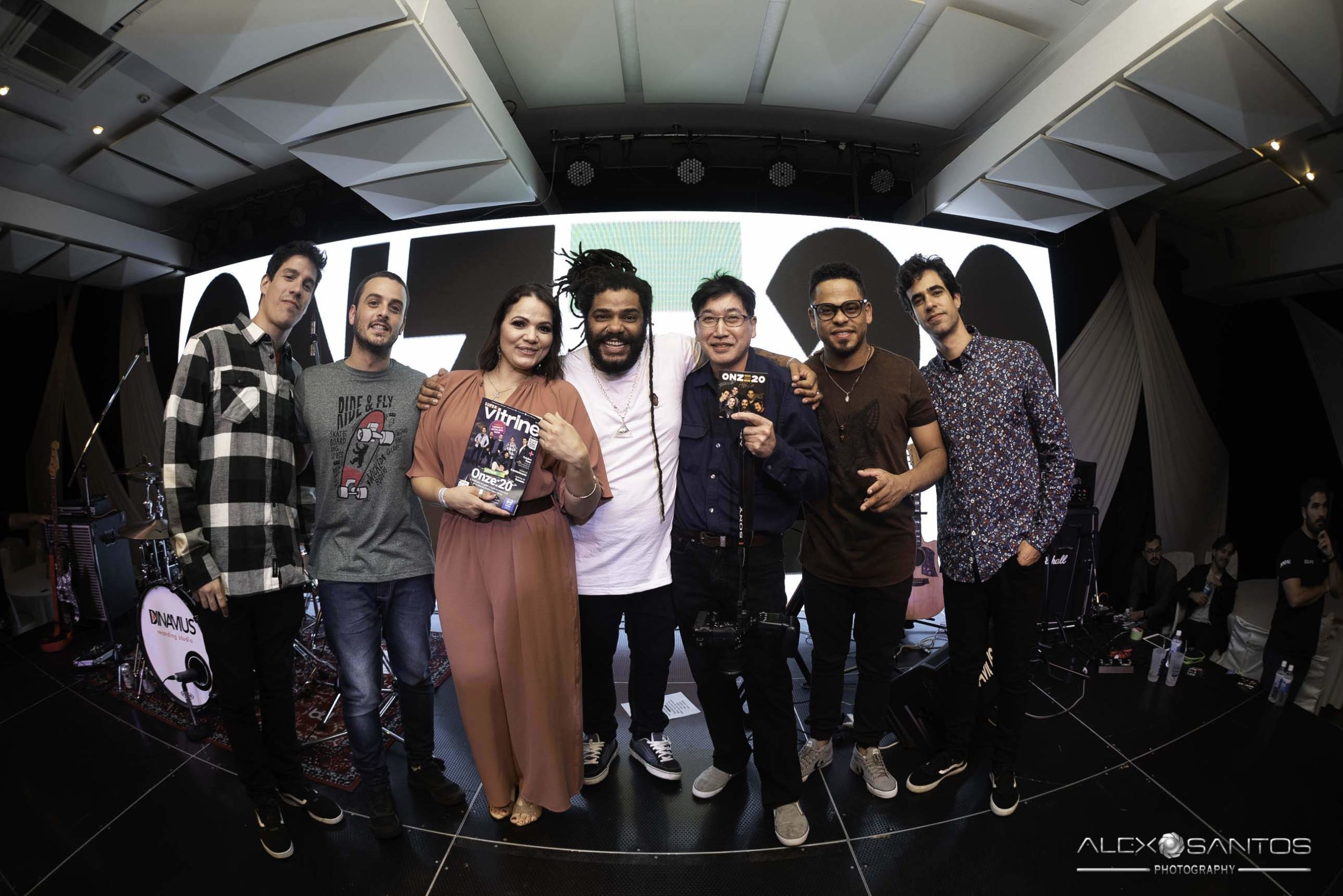 Revista Super Vitrine celebra 13 anos com jantar e Show da banda Onze:20