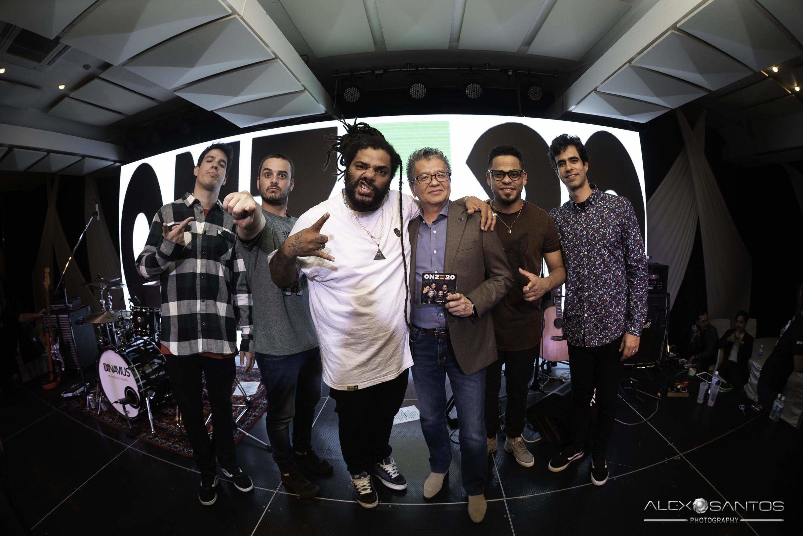 Revista Super Vitrine celebra 13 anos com jantar e Show da banda Onze:20