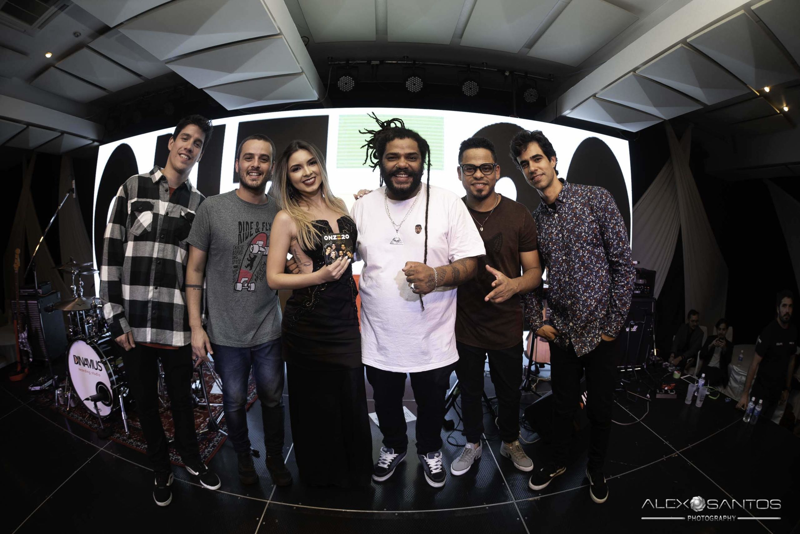 Revista Super Vitrine celebra 13 anos com jantar e Show da banda Onze:20