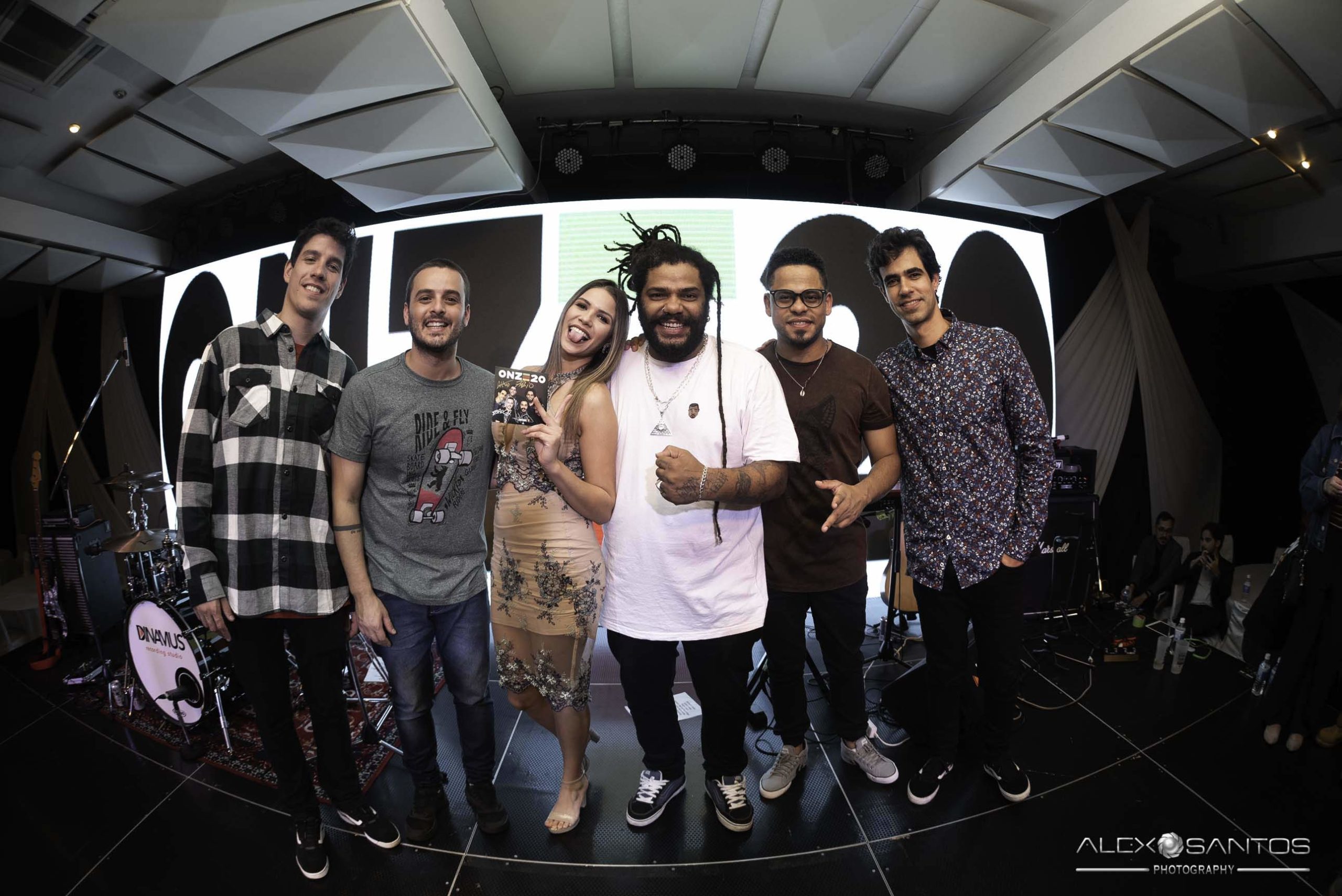 Revista Super Vitrine celebra 13 anos com jantar e Show da banda Onze:20